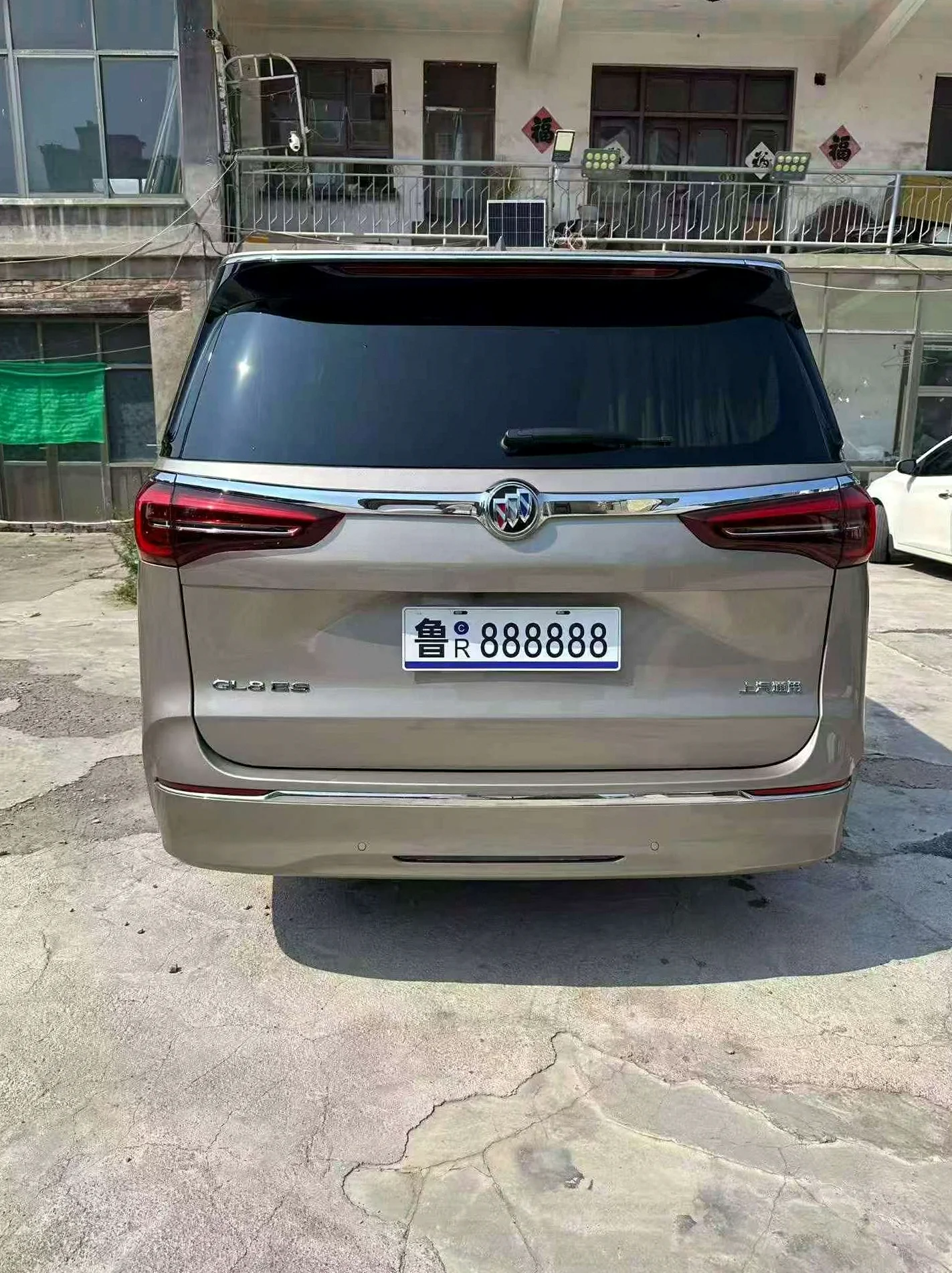 别克GL8 后面外观一