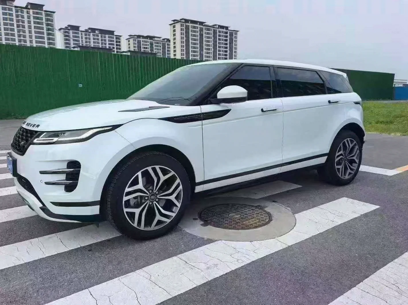 路虎极光 正面外观三