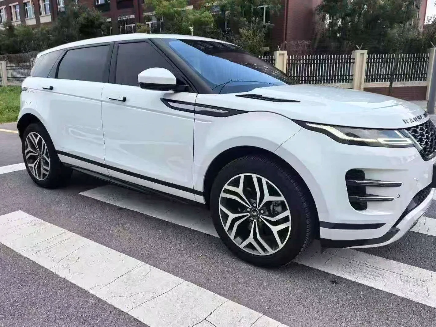 路虎极光 后面外观一