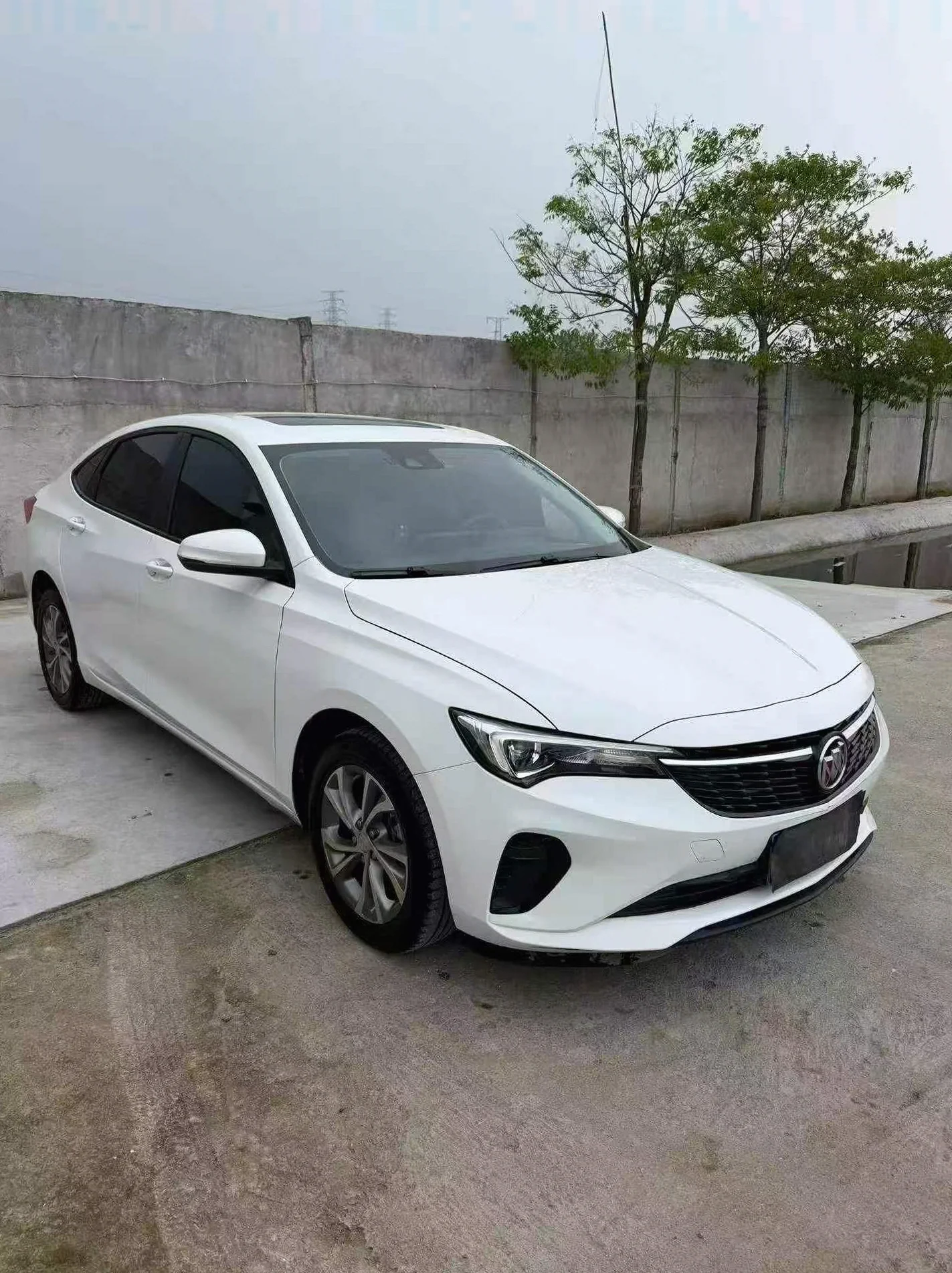 别克威朗 正面外观三