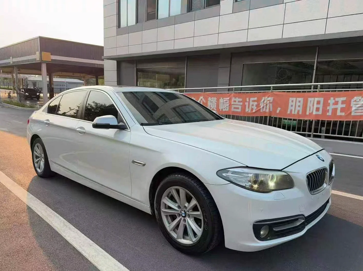 15年宝马525Li 2.0T白外棕内