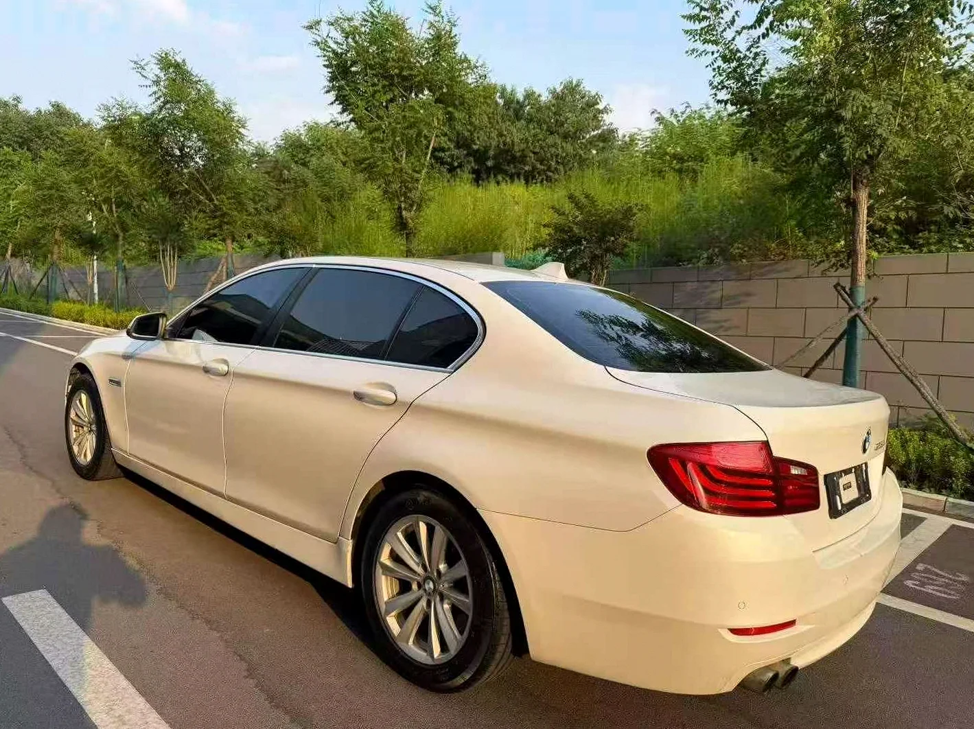 宝马5系 后面外观一