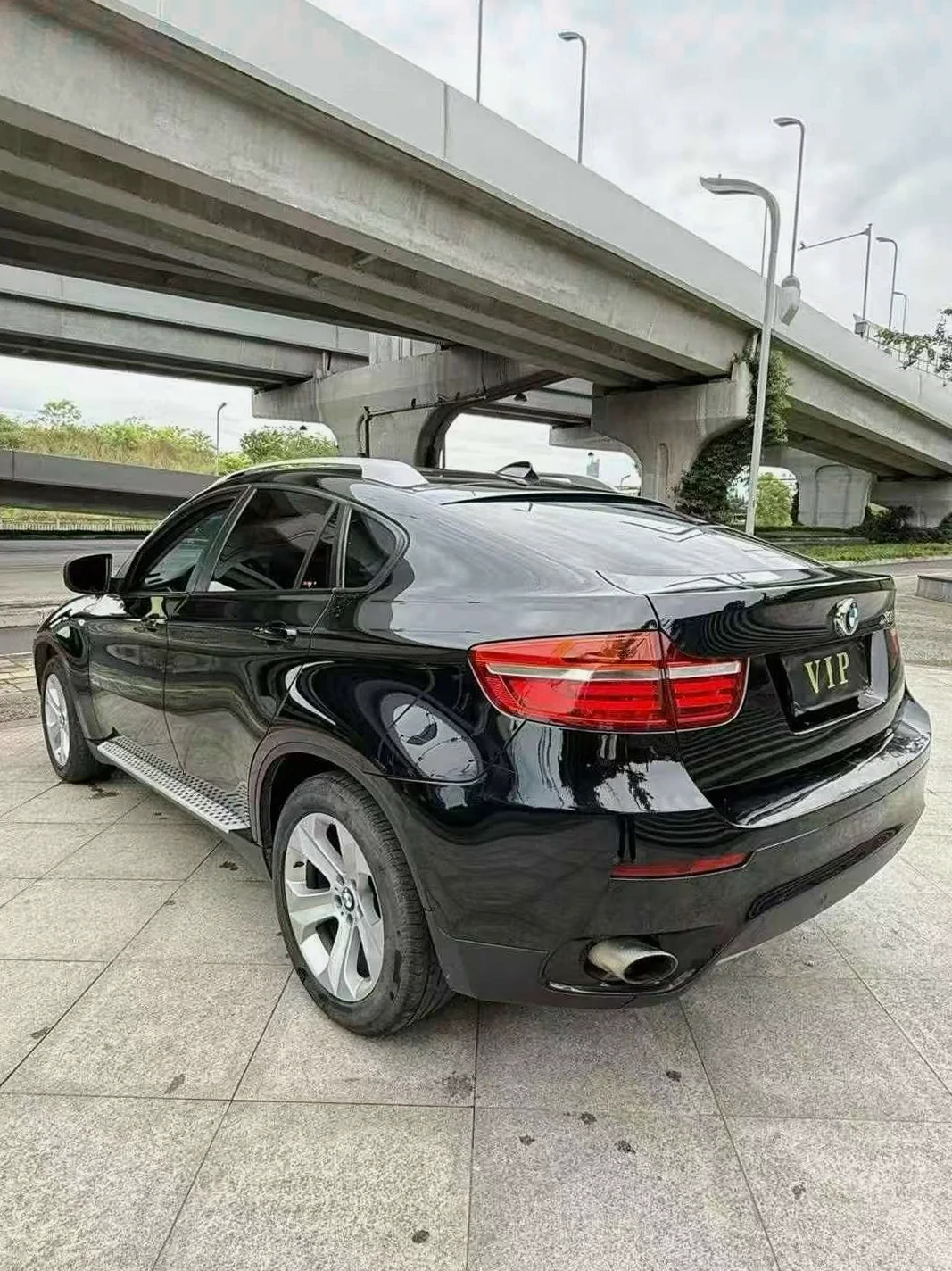 宝马X6 后面外观三