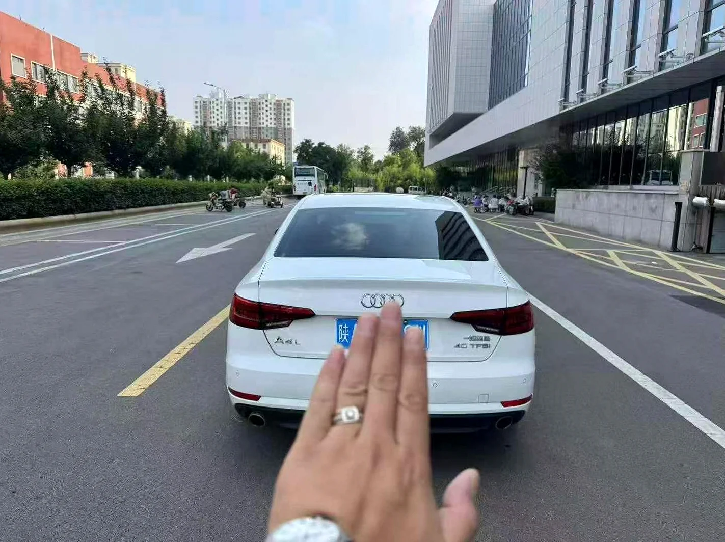 奥迪A4L 后面外观一