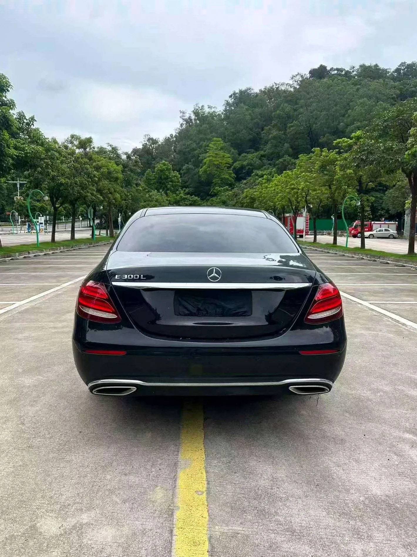 奔驰E 后面外观一