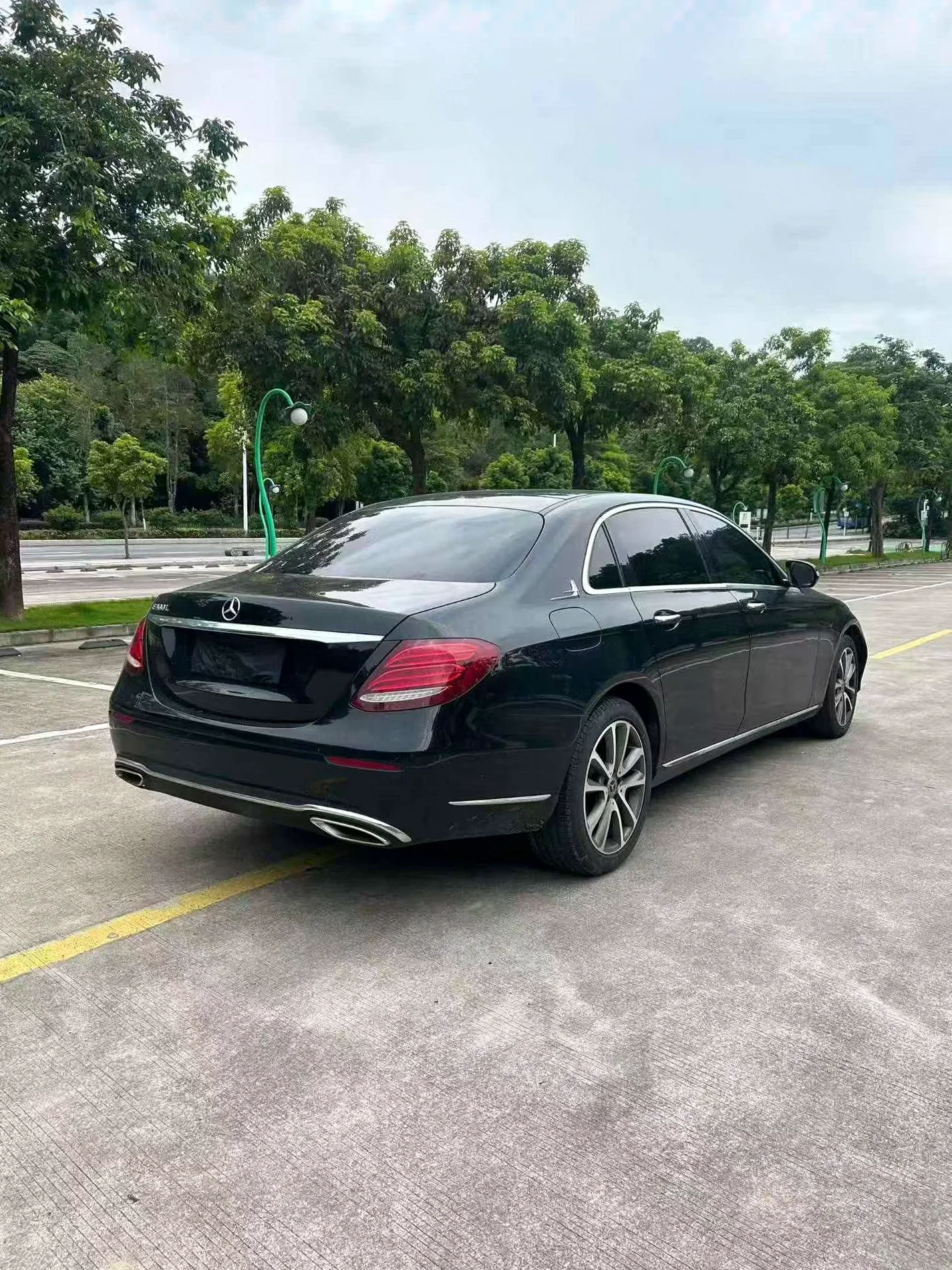 奔驰E 后面外观三