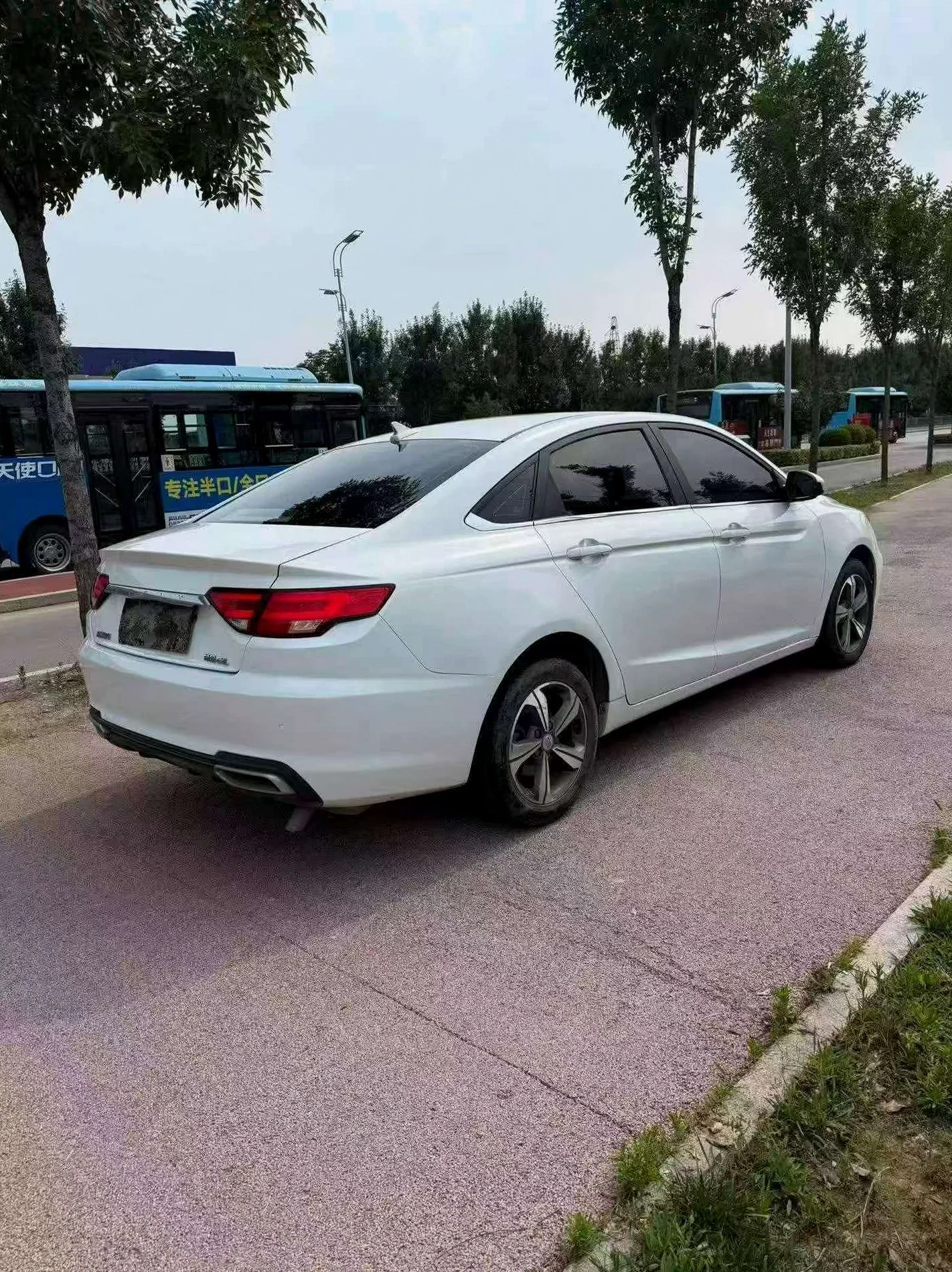 吉利帝豪 后面外观一