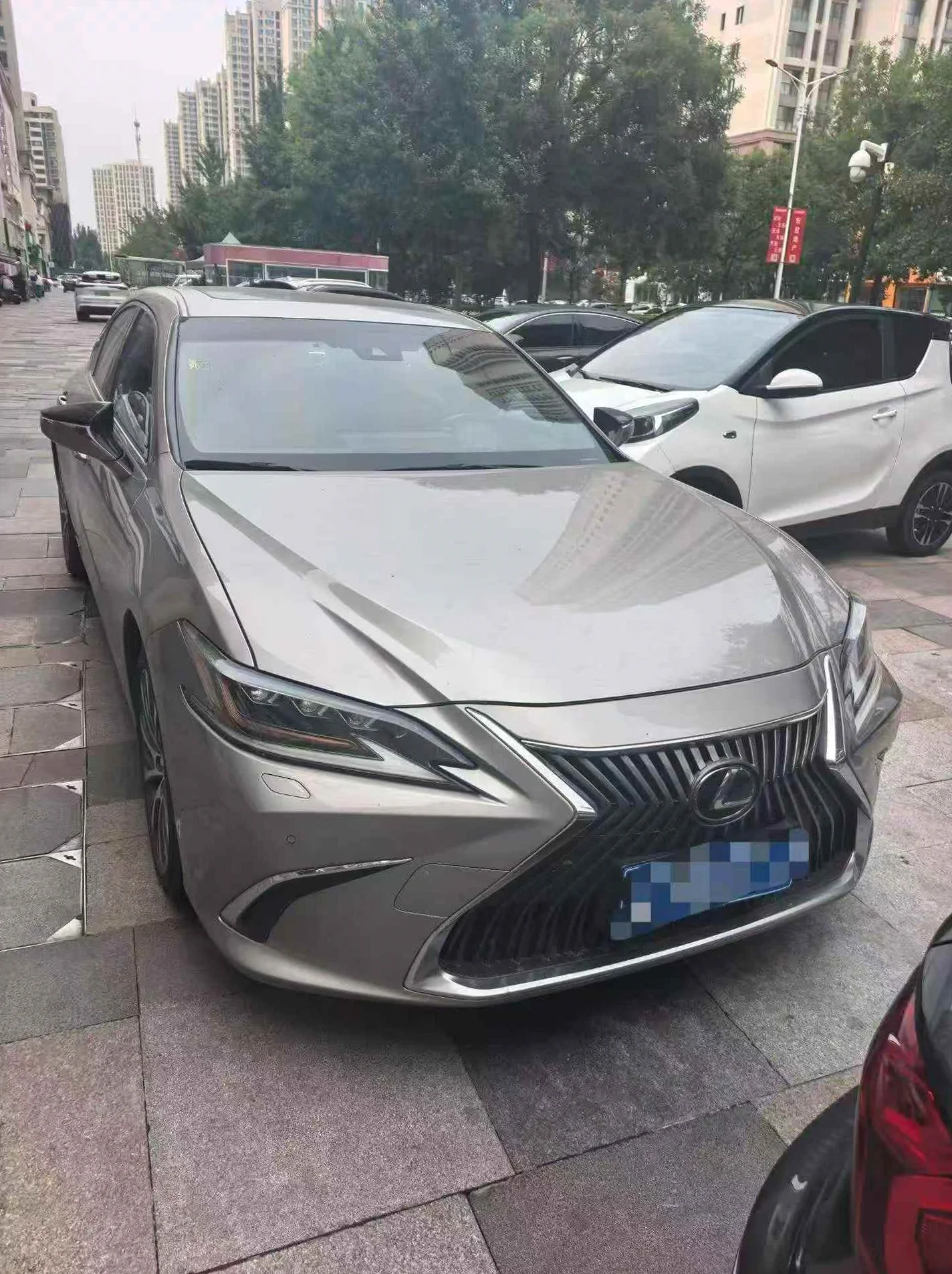 雷克萨斯ES 正面外观二