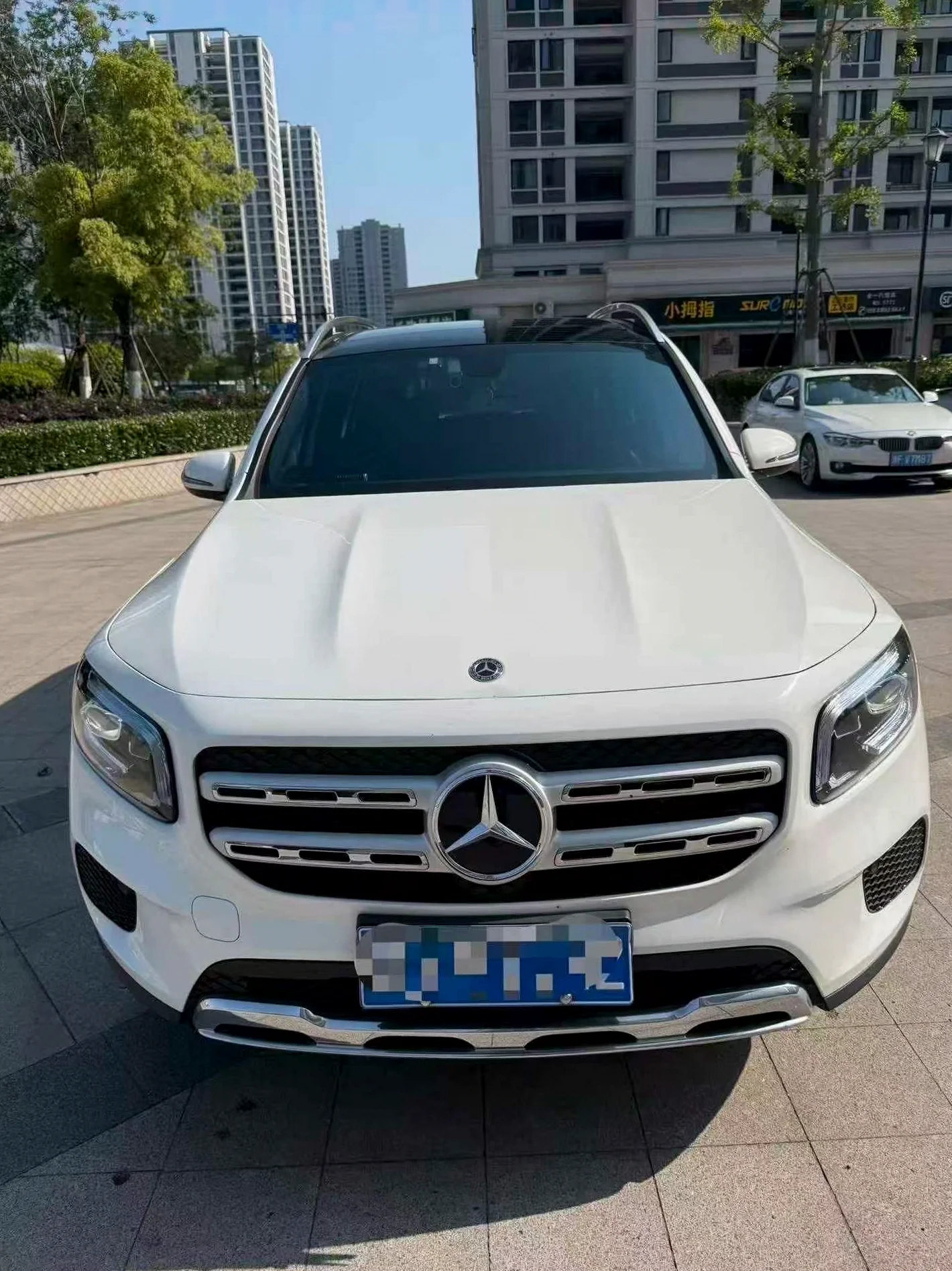 奔驰GLB 正面外观二