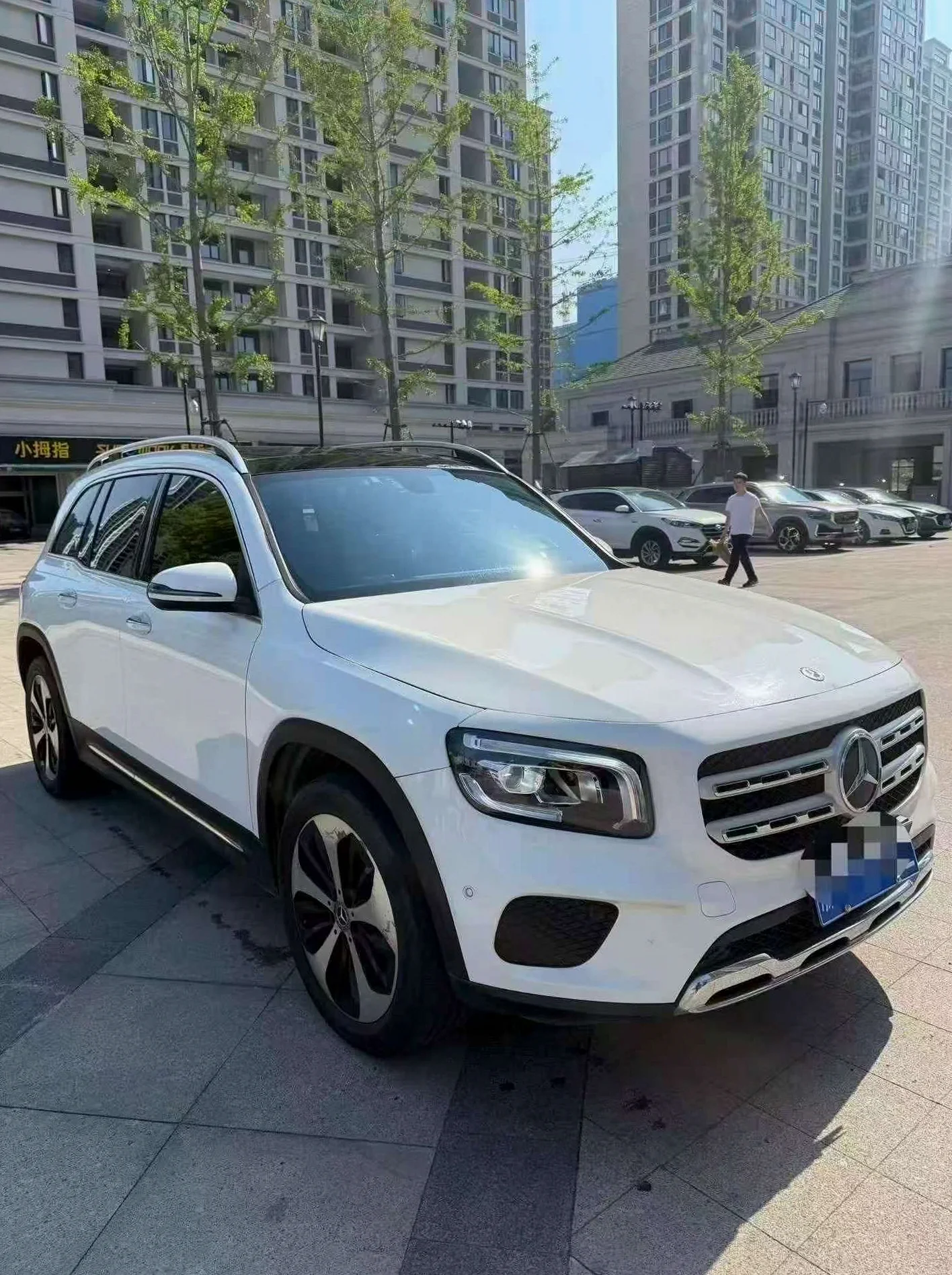 奔驰GLB 正面外观三