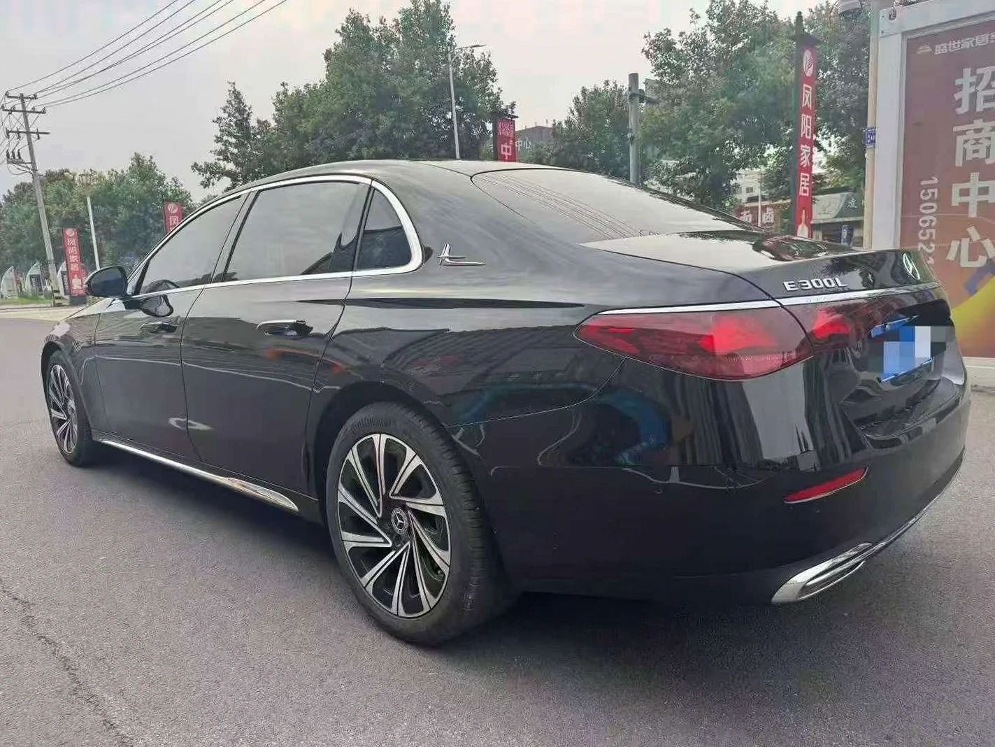 奔驰E 后面外观一