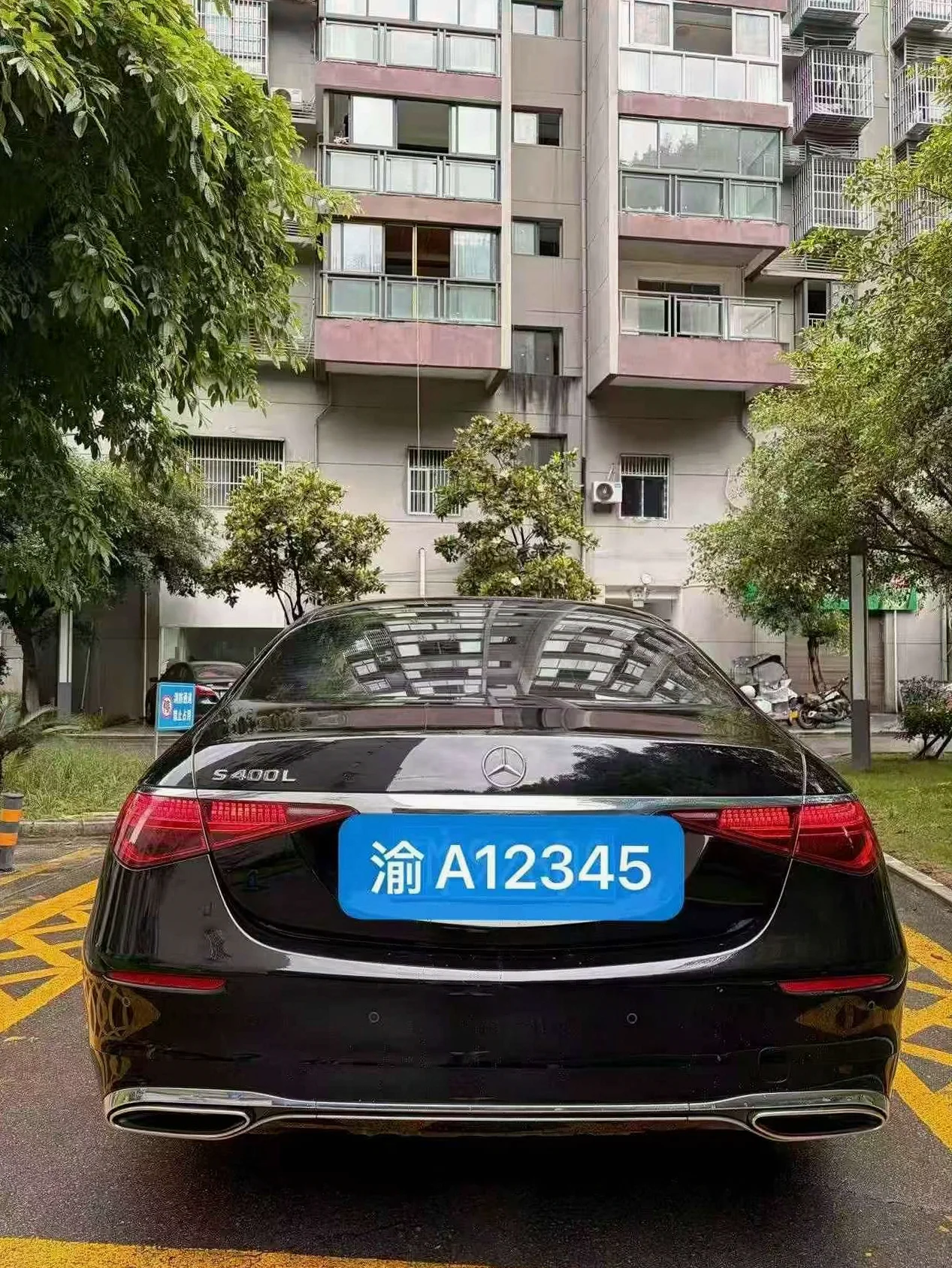 奔驰S 后面外观二