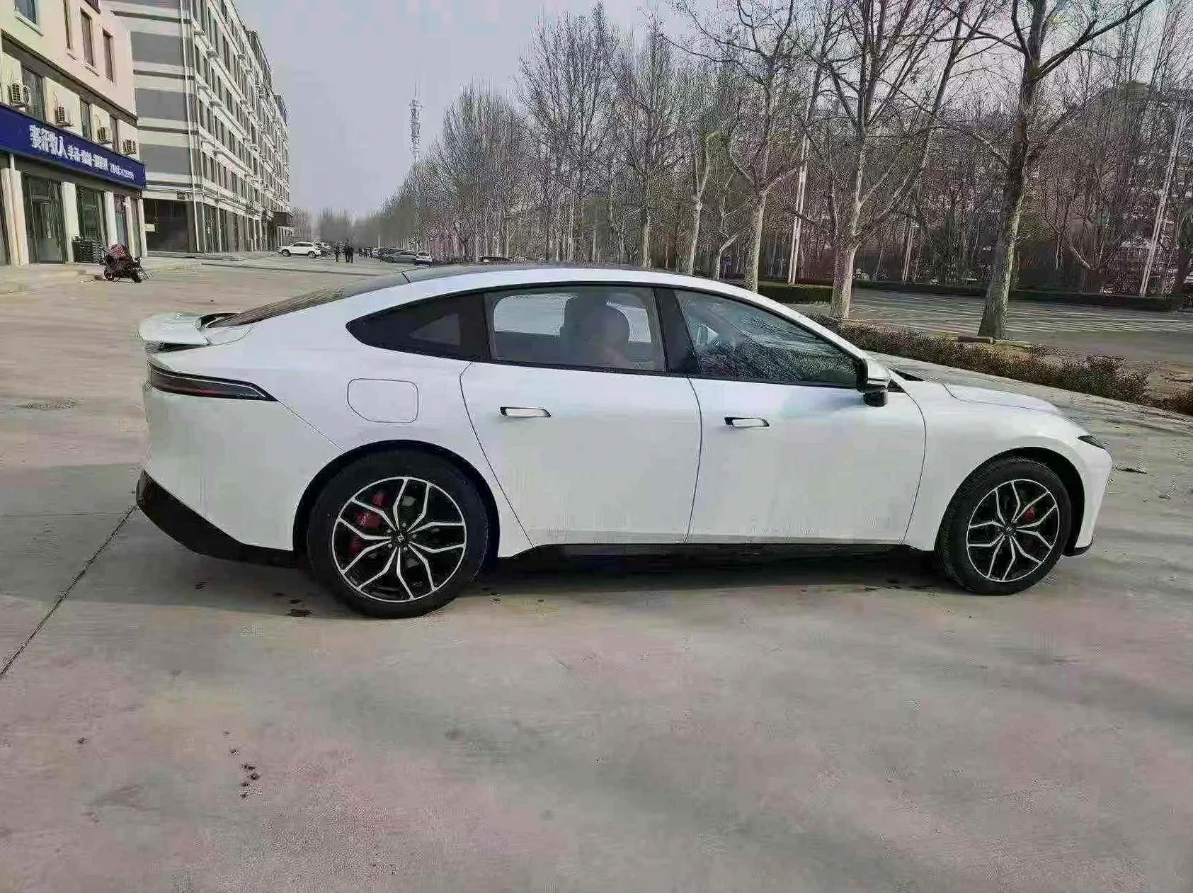 东风奕派 后面外观一
