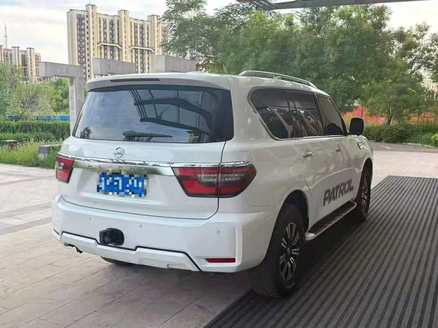 日产途乐 后面外观一