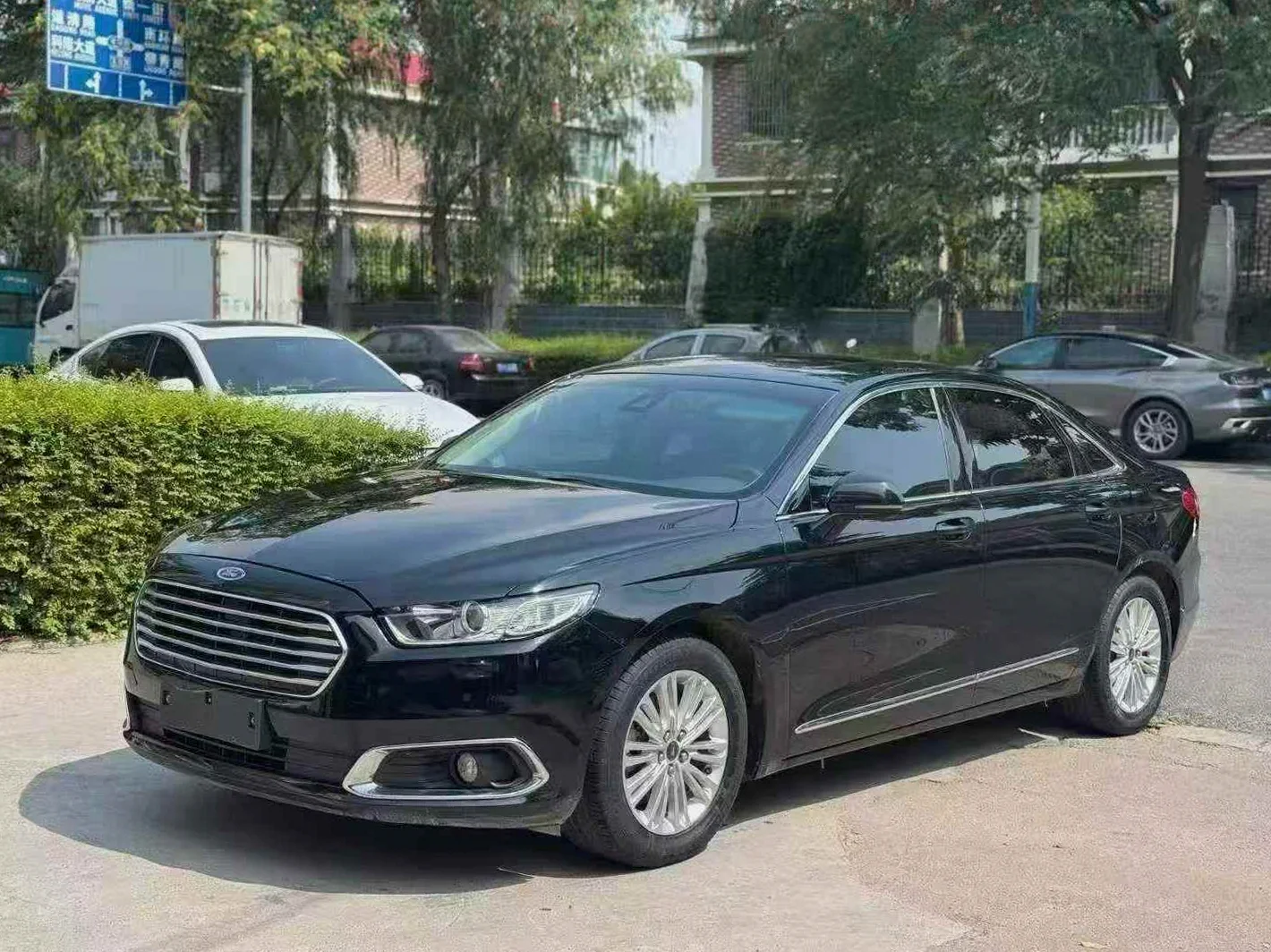 福特金牛座 正面外观三