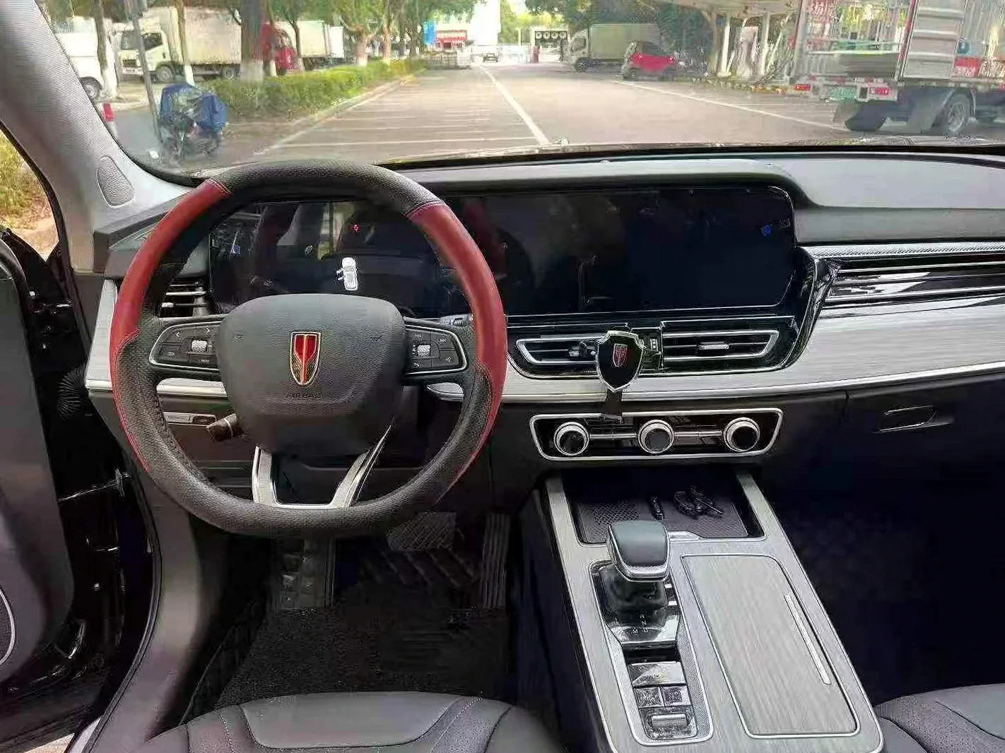 红旗HS5 后面外观三