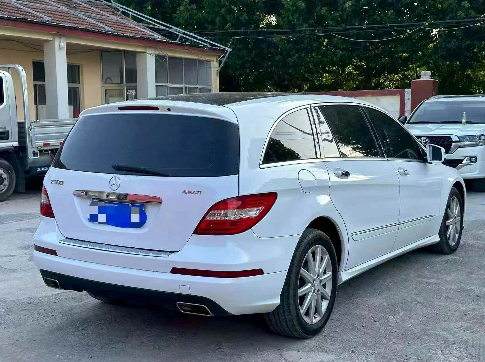 奔驰R 后面外观三