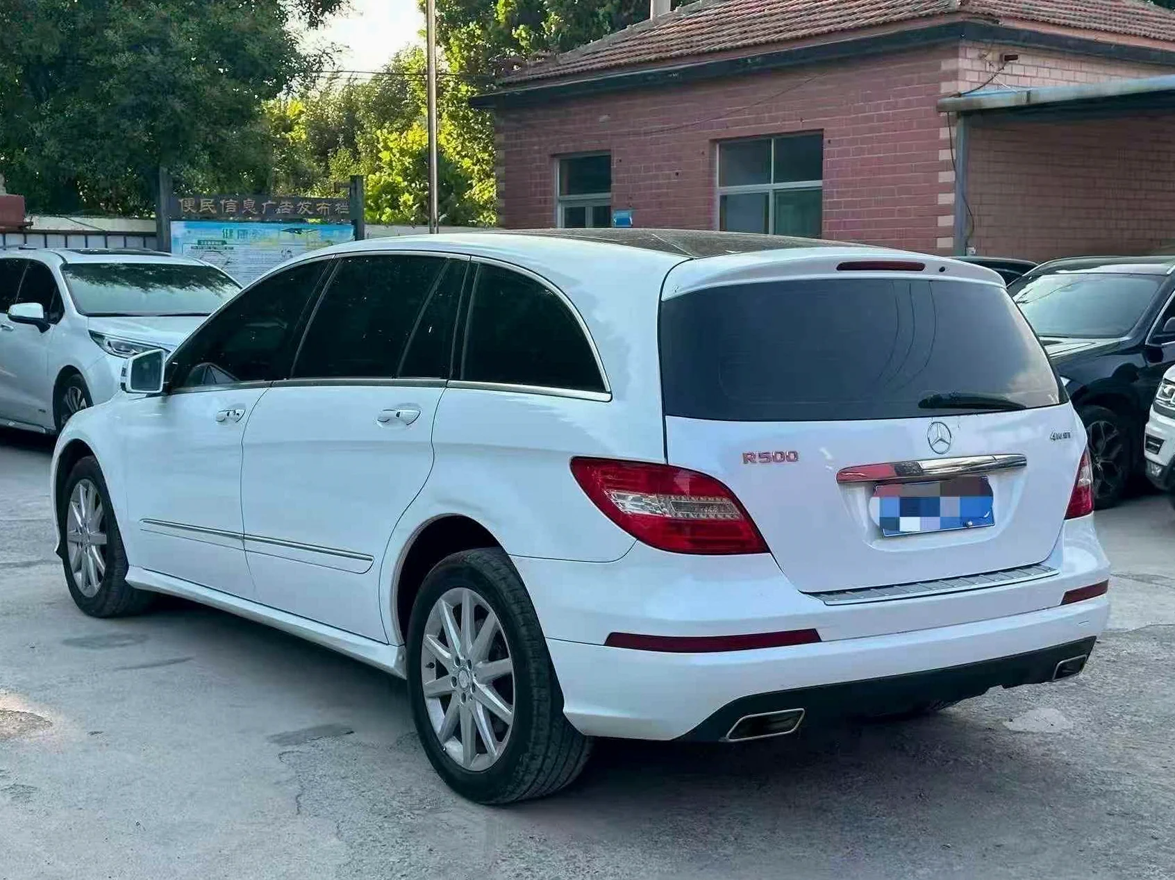 奔驰R 后面外观一