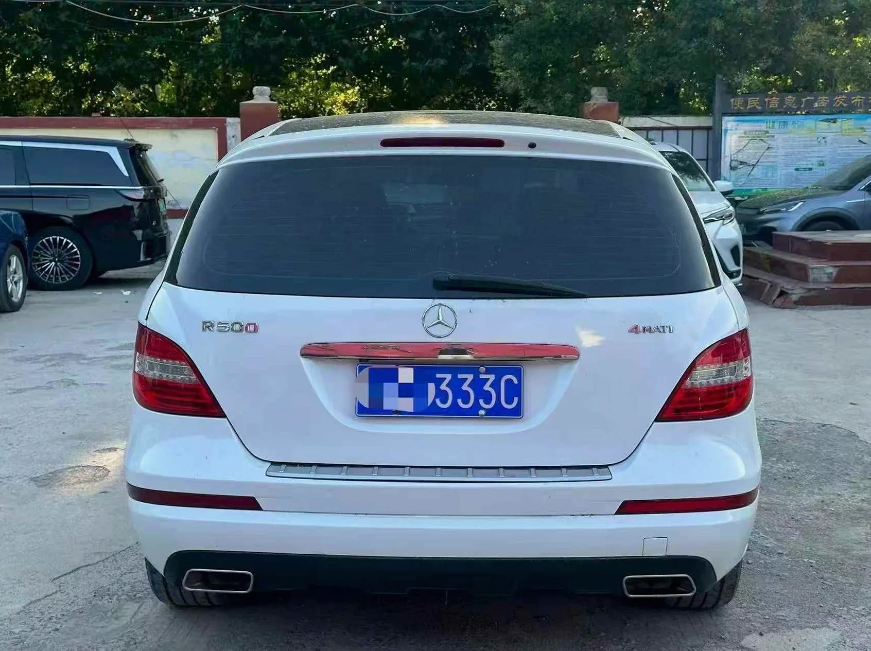 奔驰R 后面外观二
