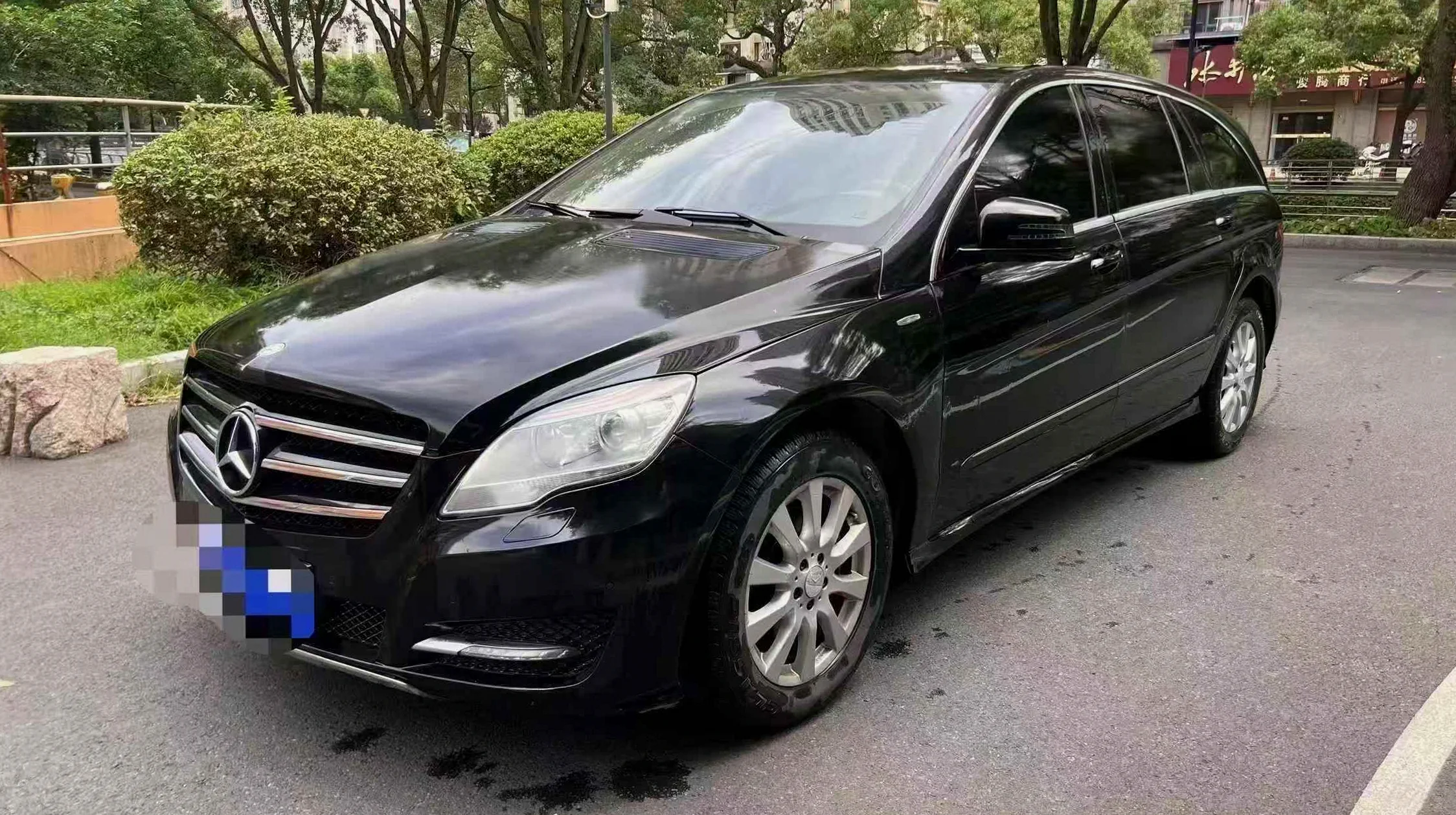 奔驰R 正面外观二