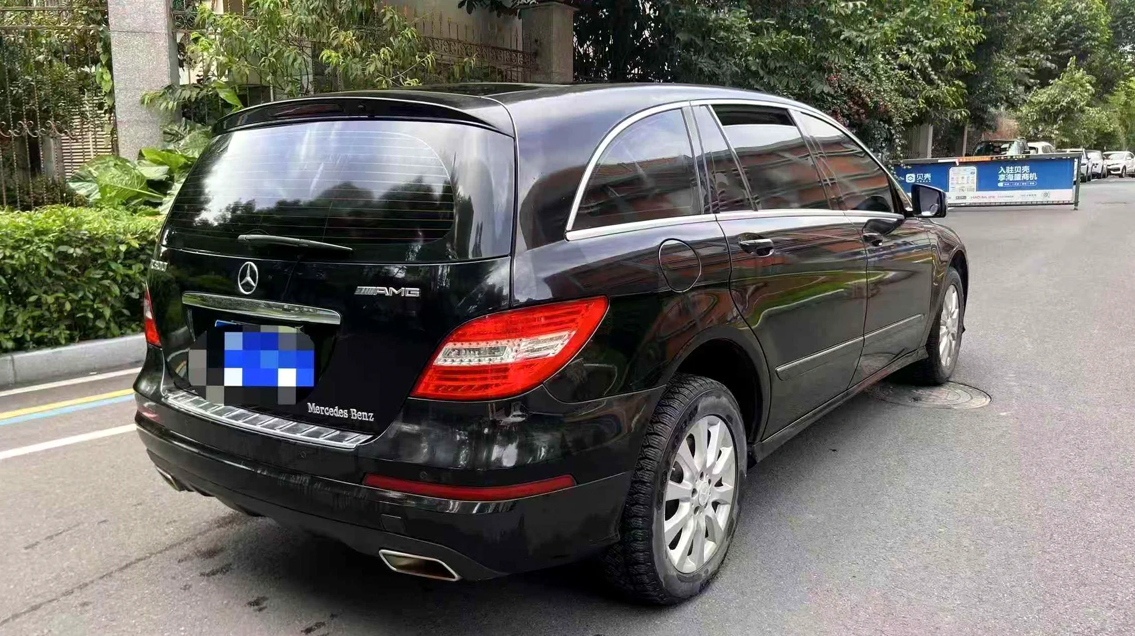 奔驰R 后面外观二