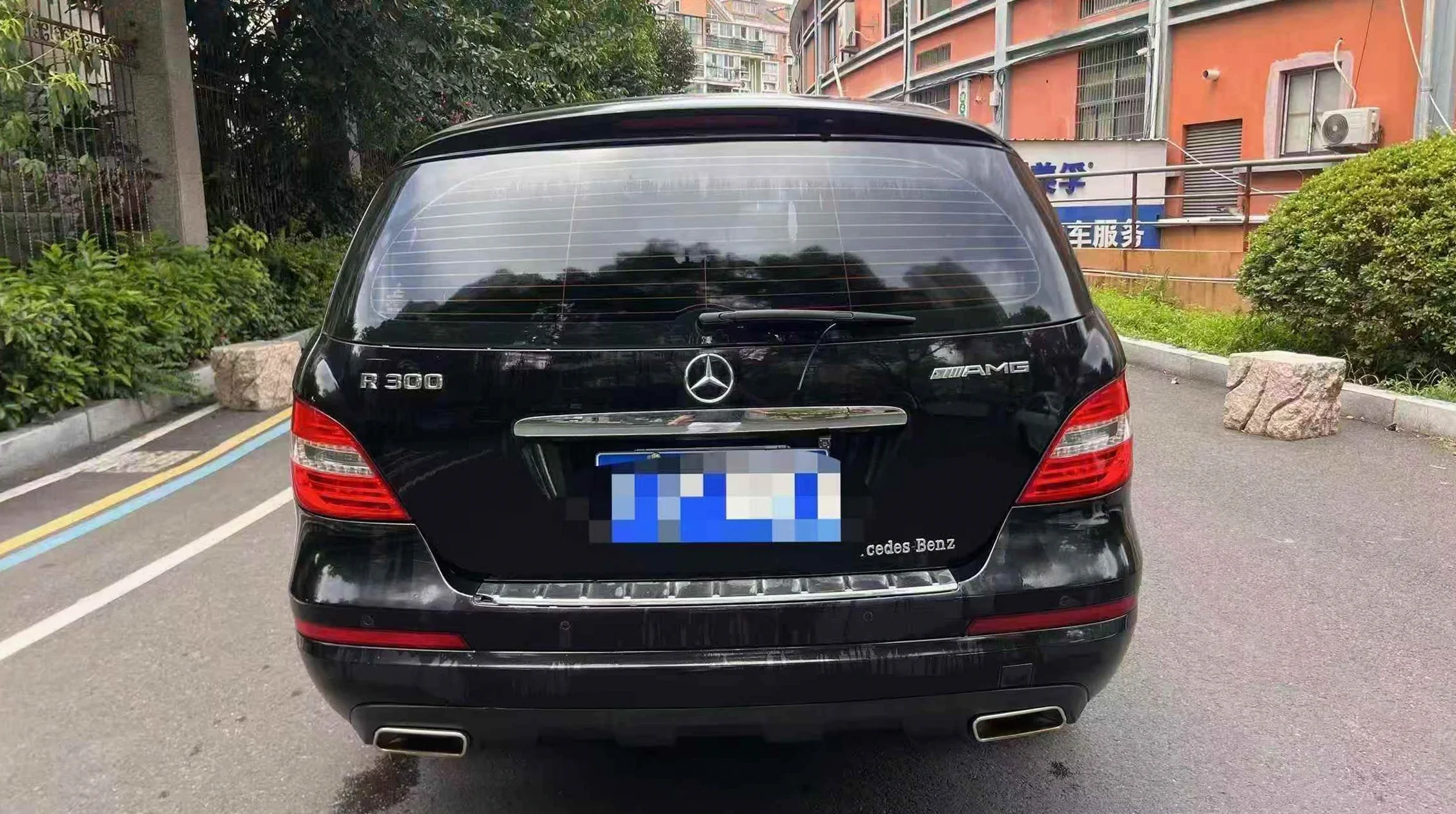 奔驰R 后面外观一