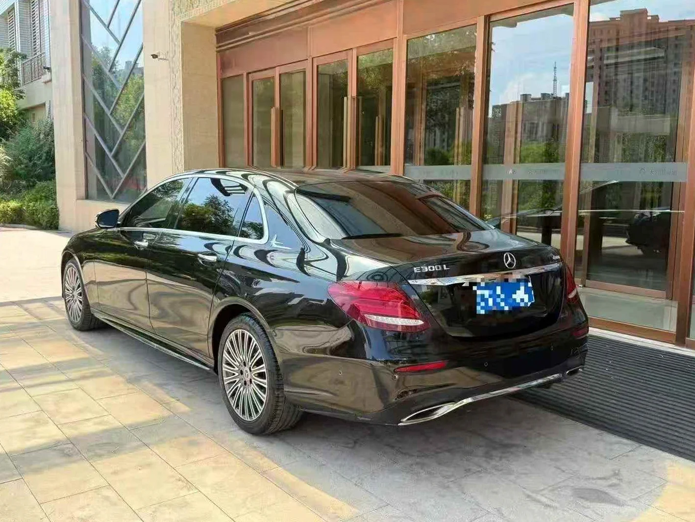 奔驰E 后面外观三