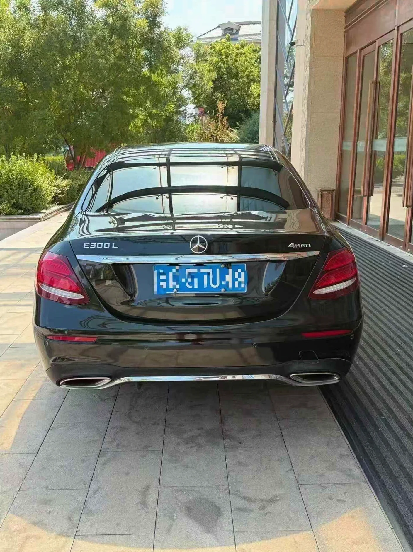 奔驰E 后面外观二