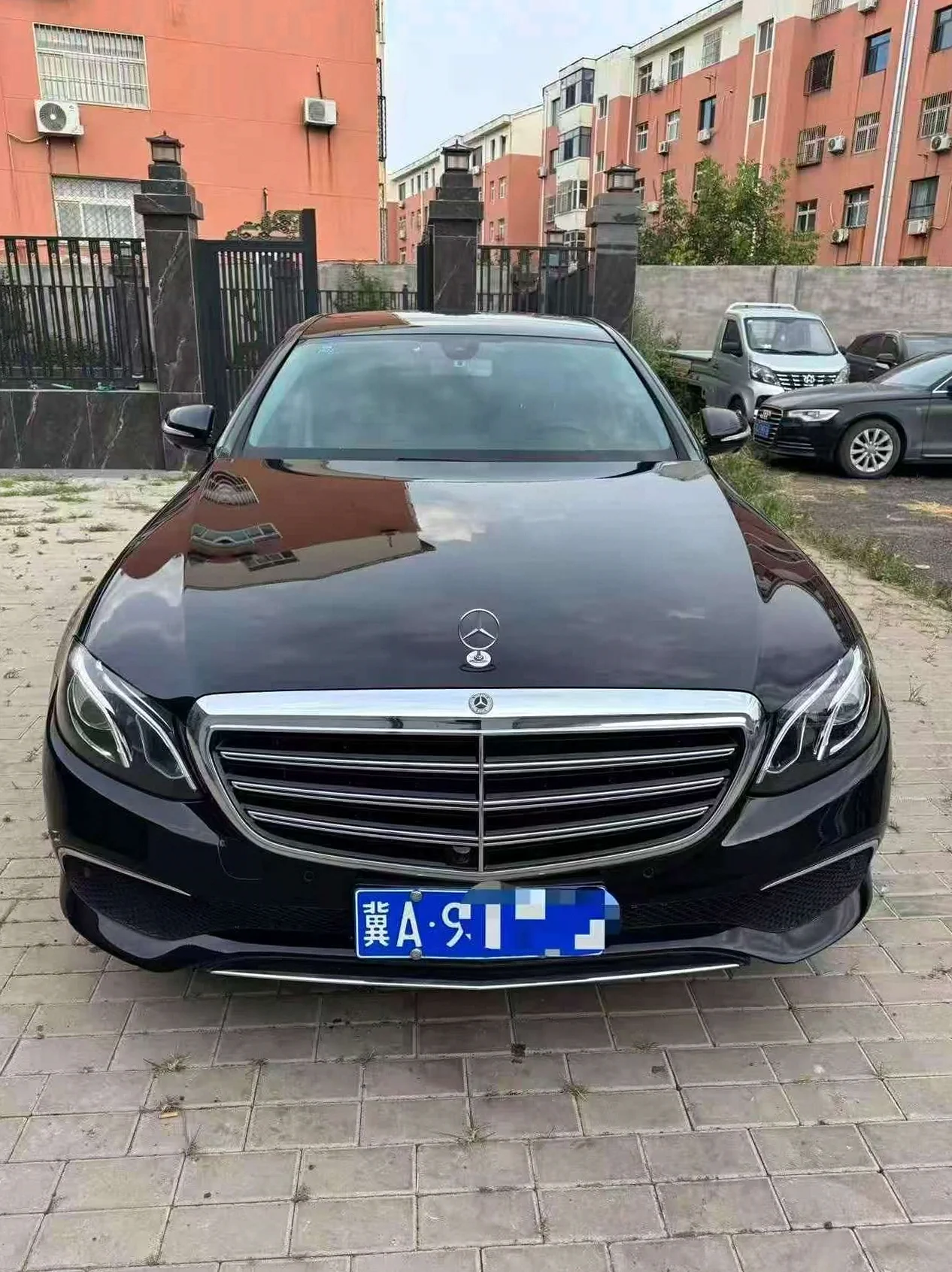 奔驰E 正面外观二