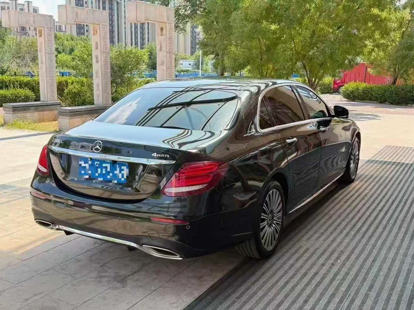 奔驰E 后面外观一
