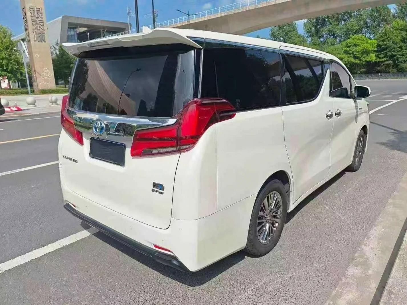 丰田埃尔法 内饰后排