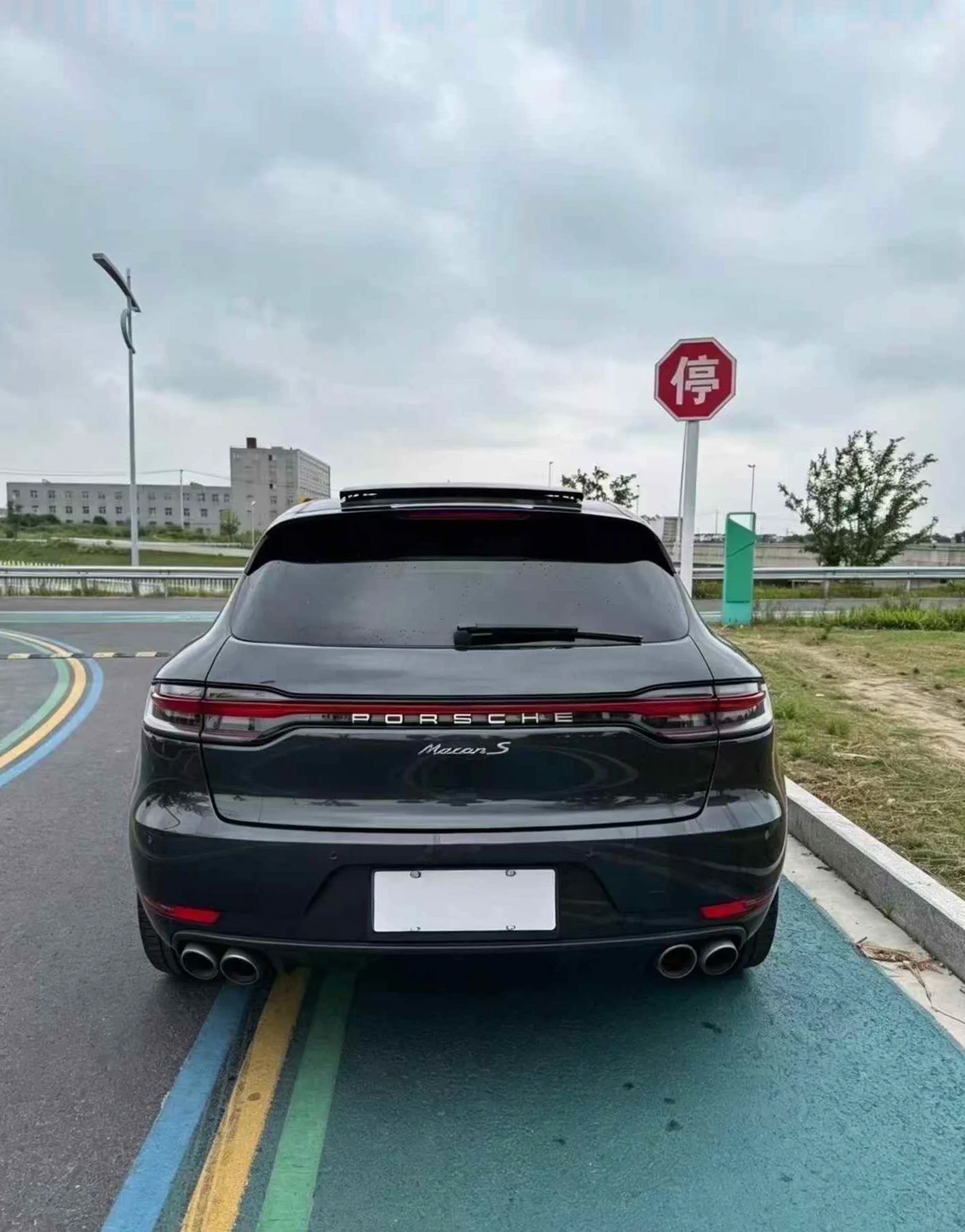 保时捷Macan 后面外观一