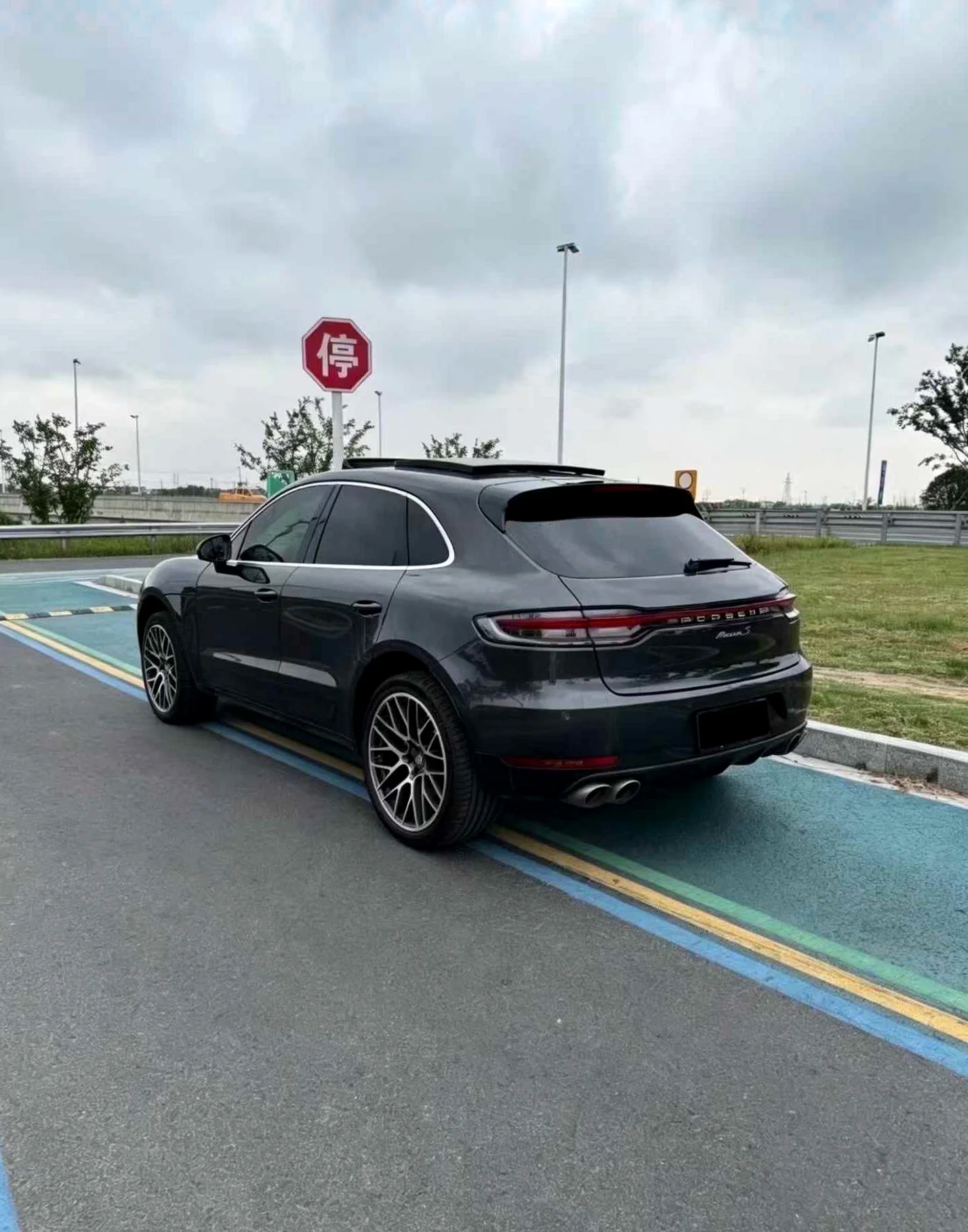 保时捷Macan 正面外观三