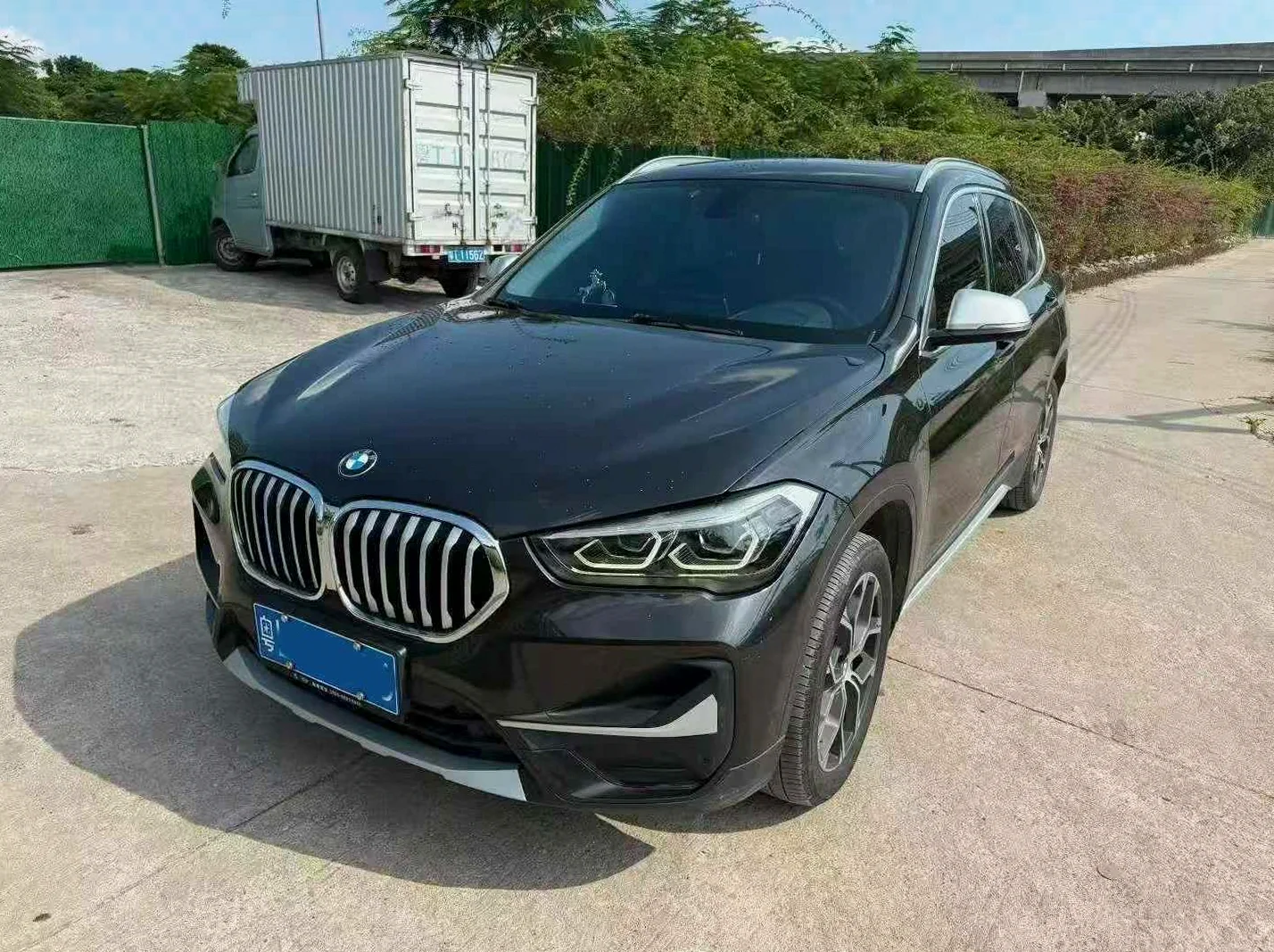 宝马X1 后面外观三