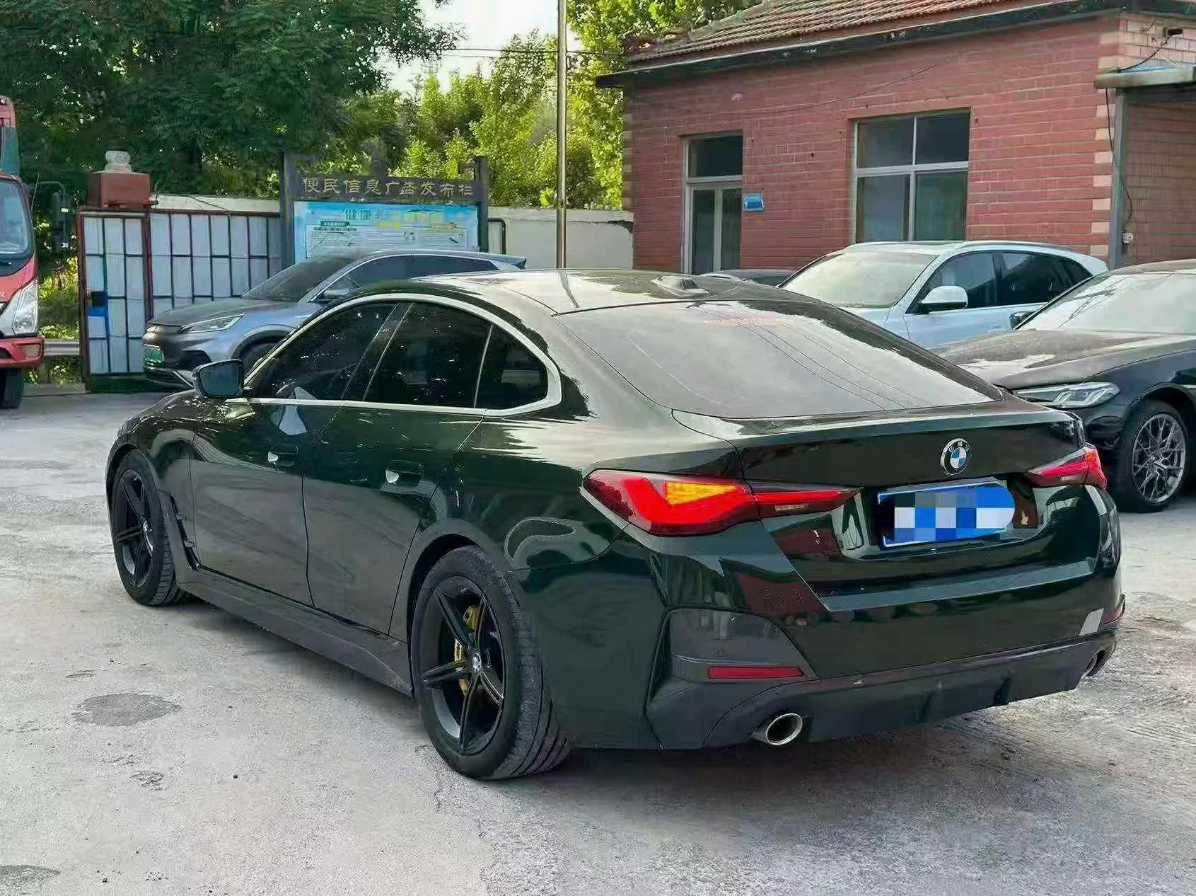 宝马4系 后面外观一