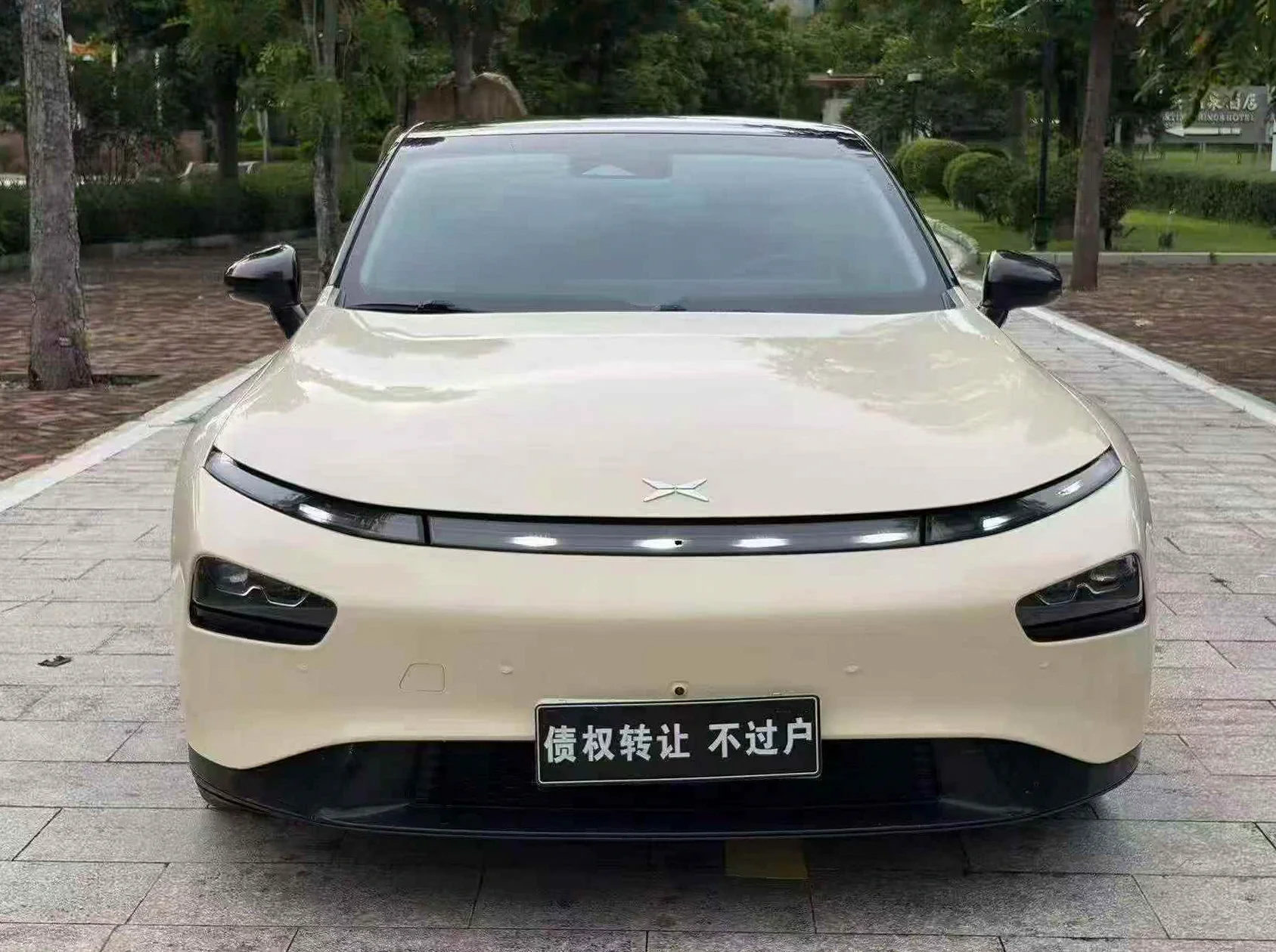 小鹏汽车p7 正面外观二