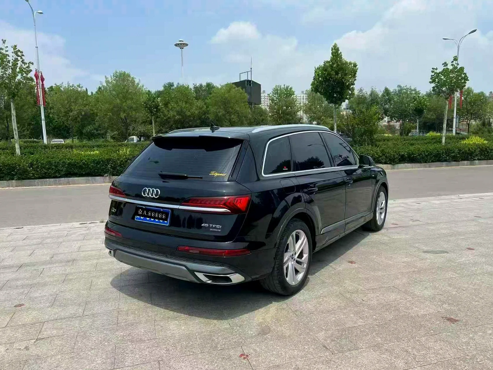 奥迪Q7 后面外观三