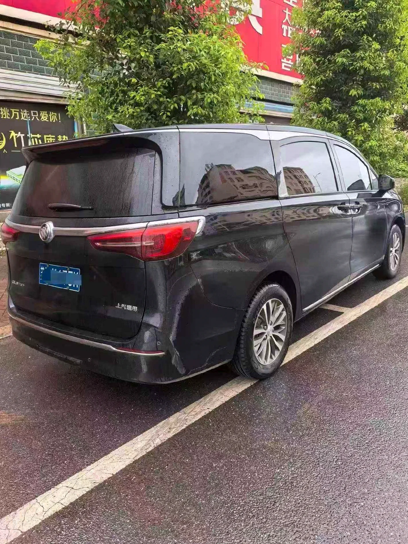 别克GL8 后面外观三