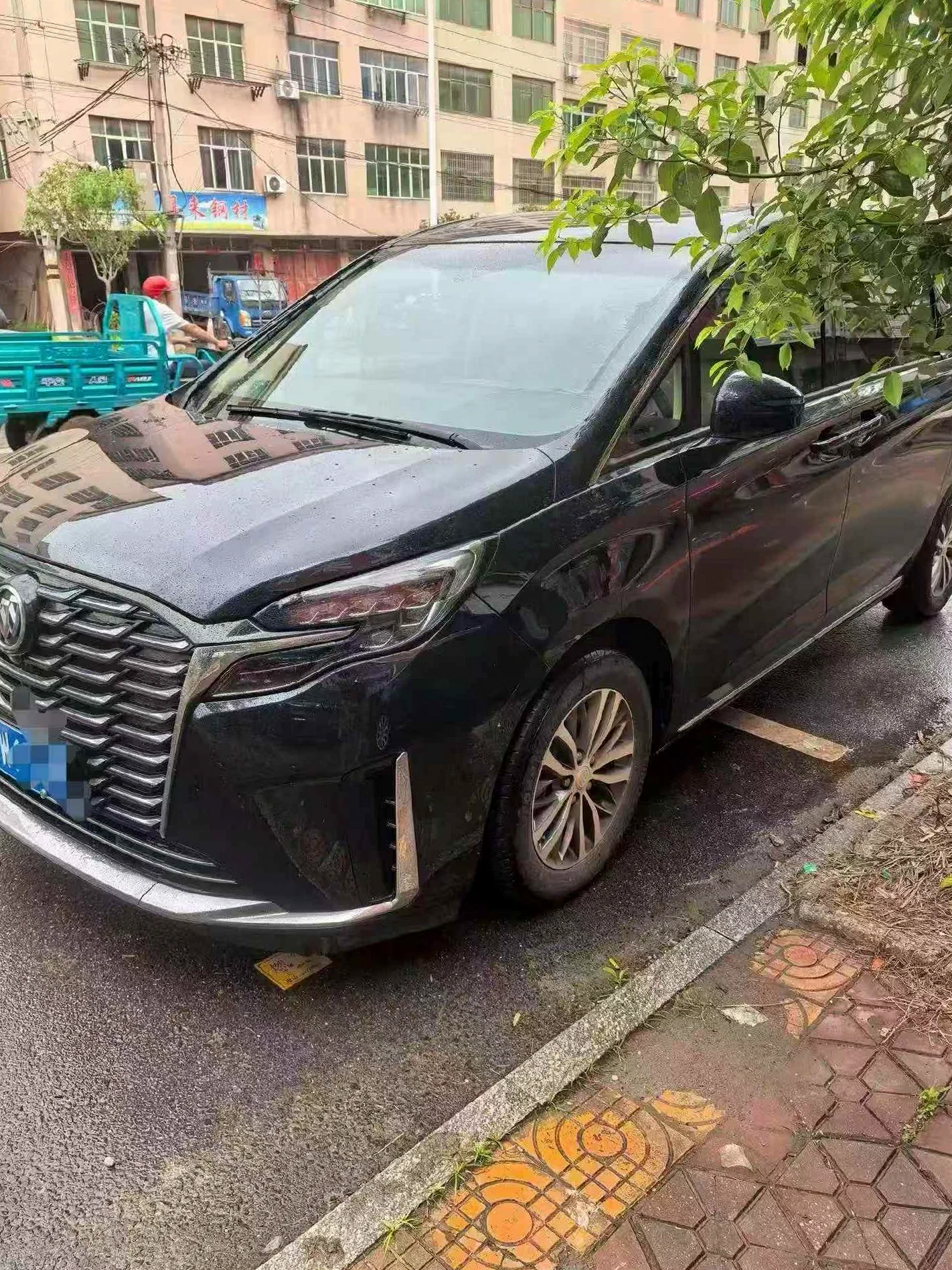 别克GL8 正面外观三