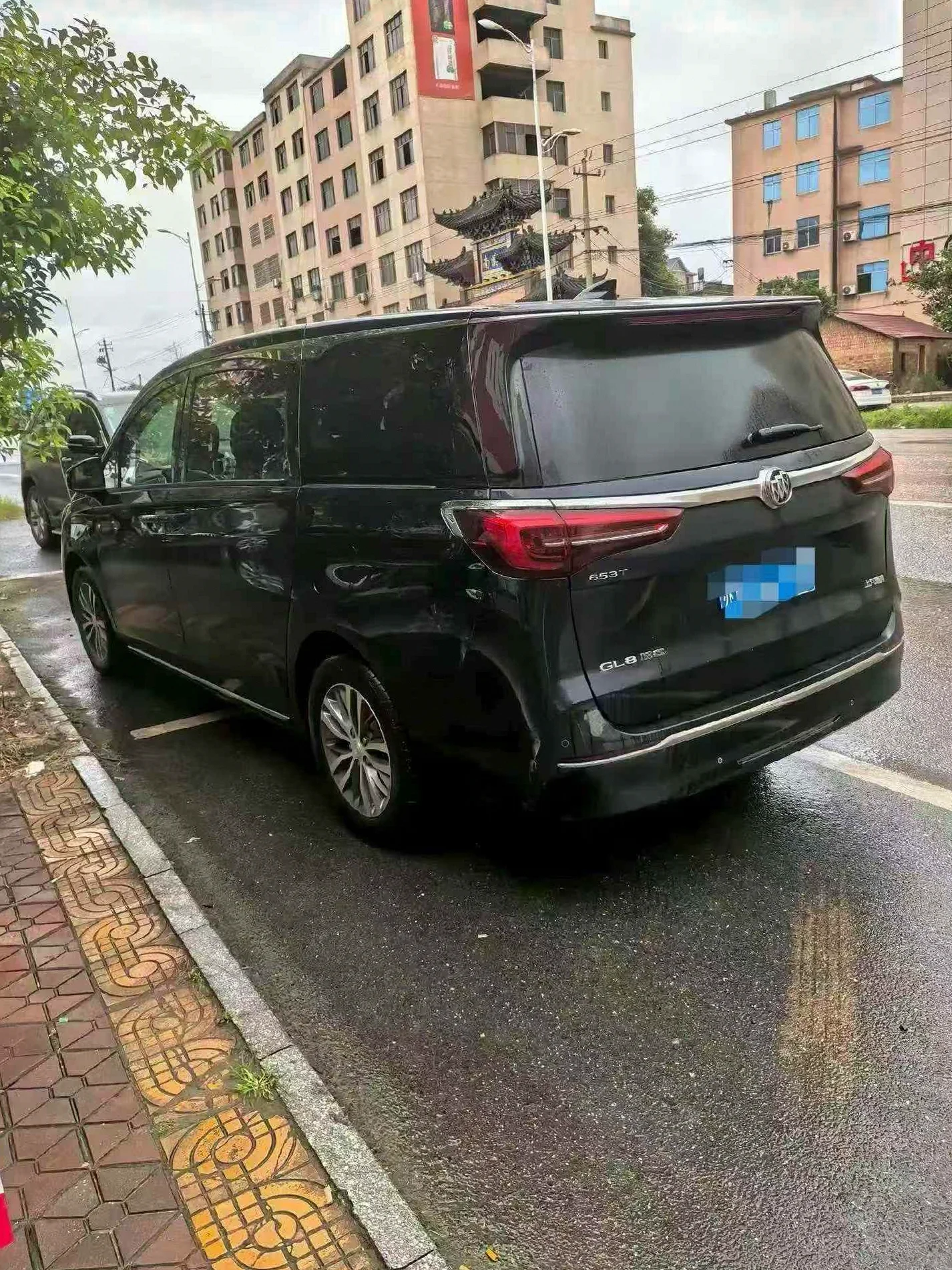 别克GL8 后面外观一