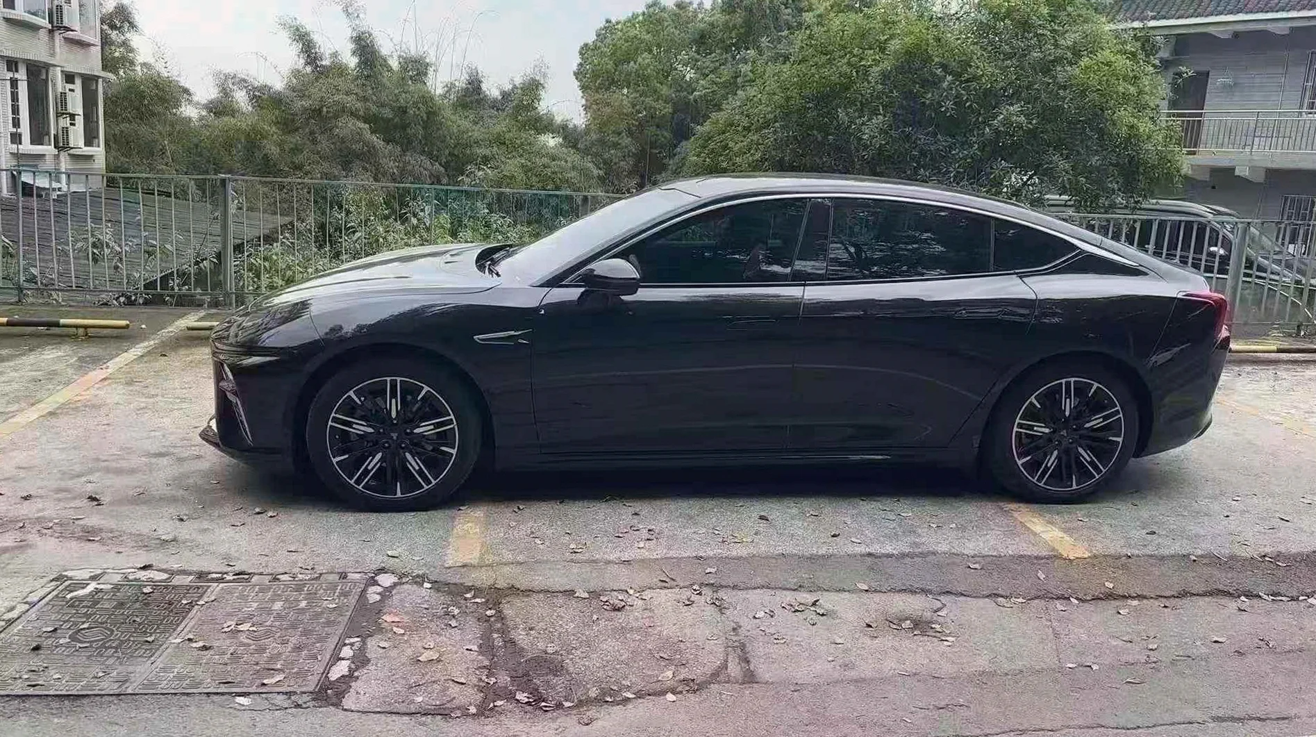 哪吒S 后面外观一