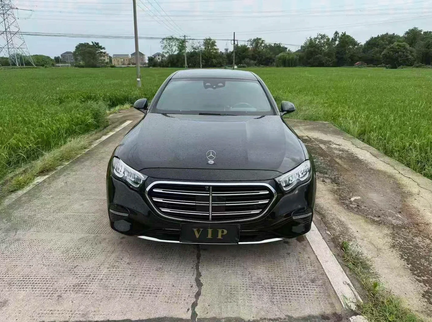 奔驰E 正面外观二