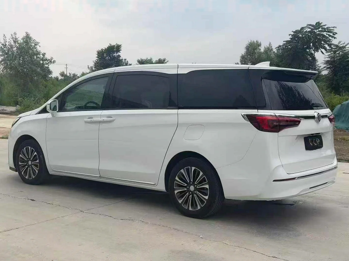 别克GL8 后面外观三