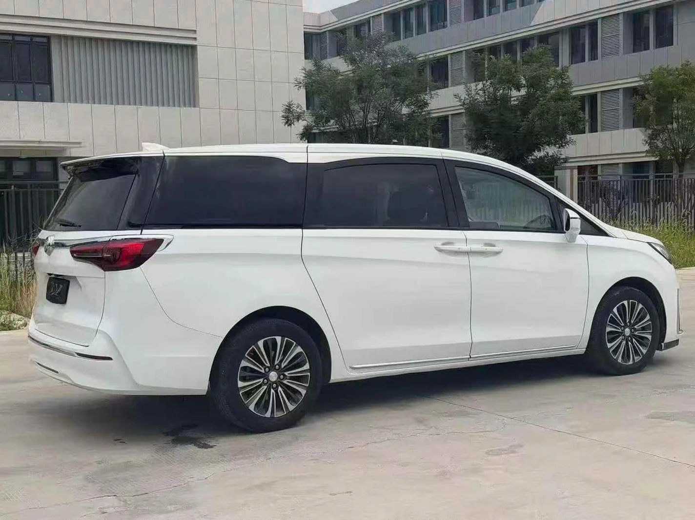 别克GL8 后面外观一