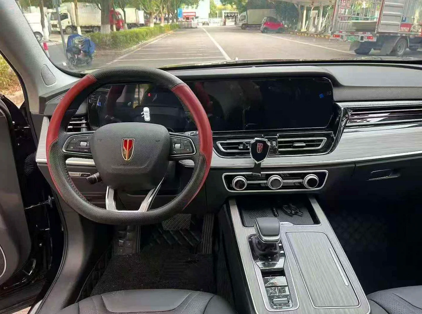 红旗HS5 后面外观一