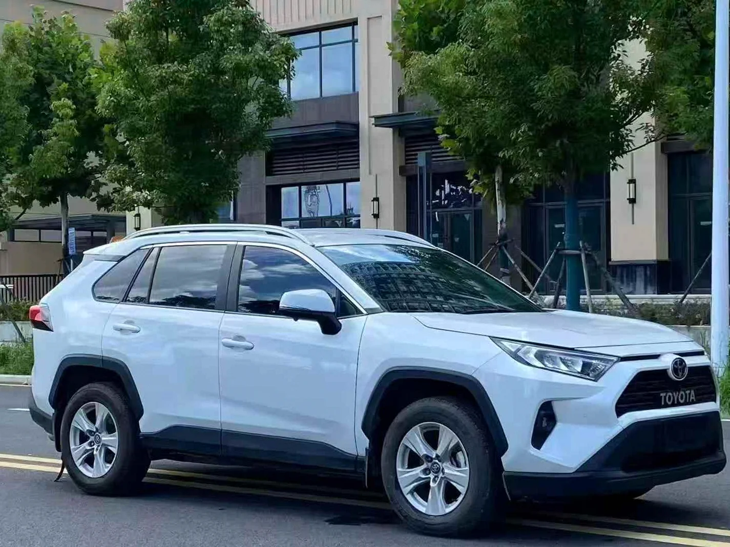 丰田RAV4 正面外观二