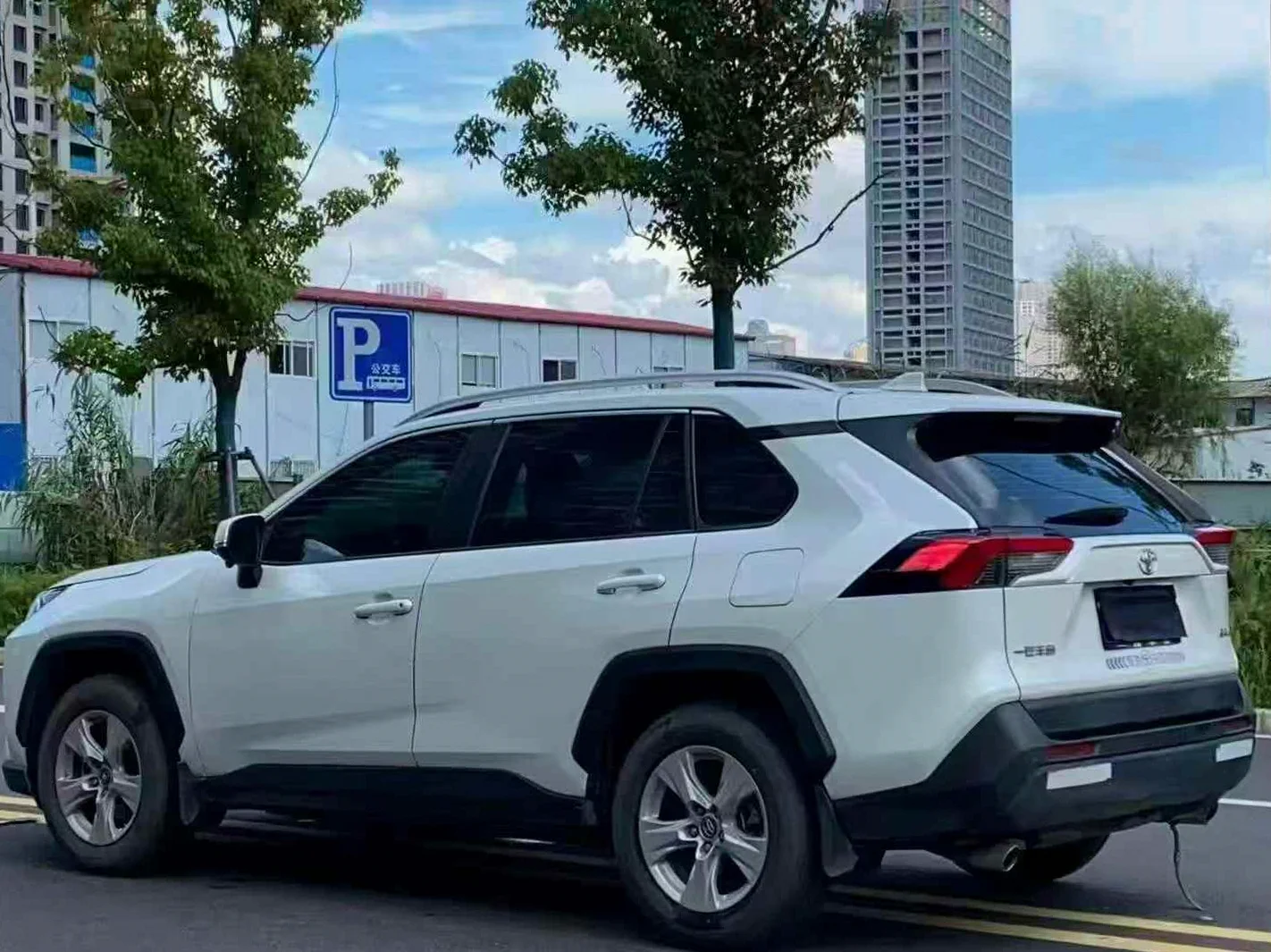 丰田RAV4 后面外观一
