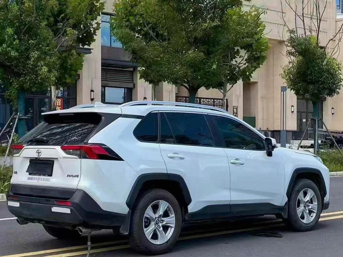 丰田RAV4 后面外观三