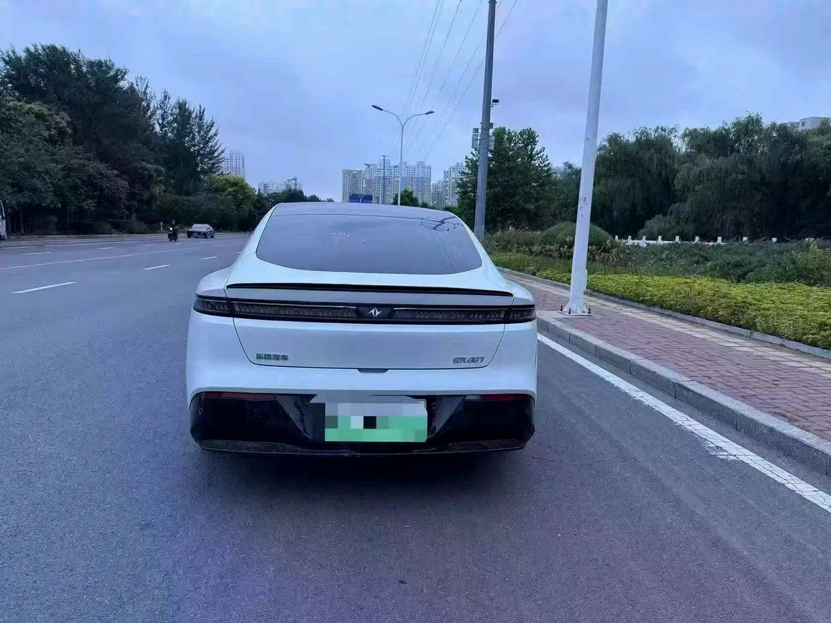 东风奕派 后面外观一