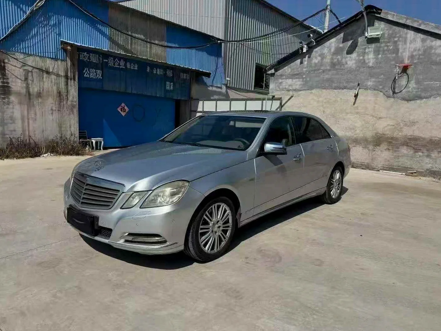 奔驰E 正面外观三
